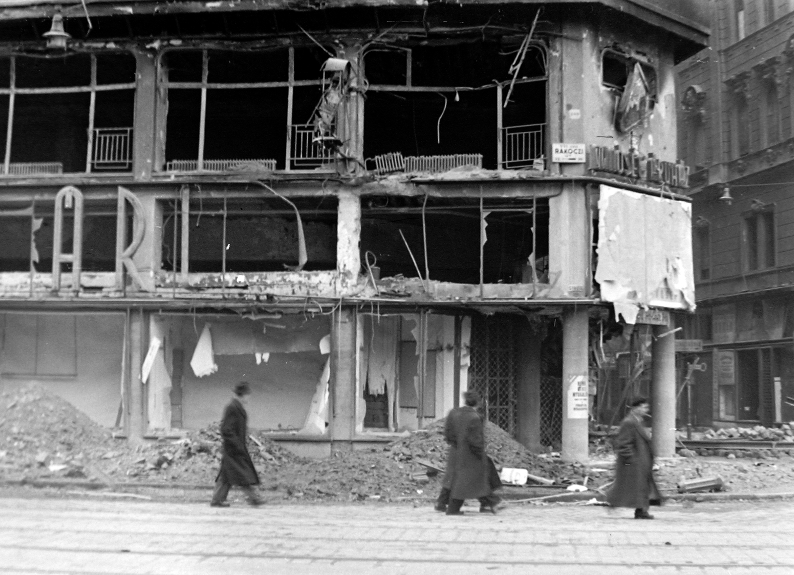 Magyarország, Budapest VII., Rákóczi út - Klauzál utca sarka, Minőség Állami Áruház (később Lottó Áruház)., 1956, Fortepan, kirakat, forradalom, járókelő, utcakép, épületkár, Budapest, Fortepan #6713