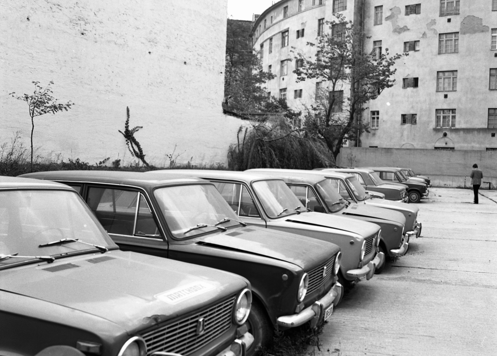 Magyarország, Budapest X., Harmat utca 6-8., a Kőbányai Rendőrkapitányság udvara., 1984, Magyar Rendőr, Lada-márka, VAZ 2101, Budapest, Fortepan #67131