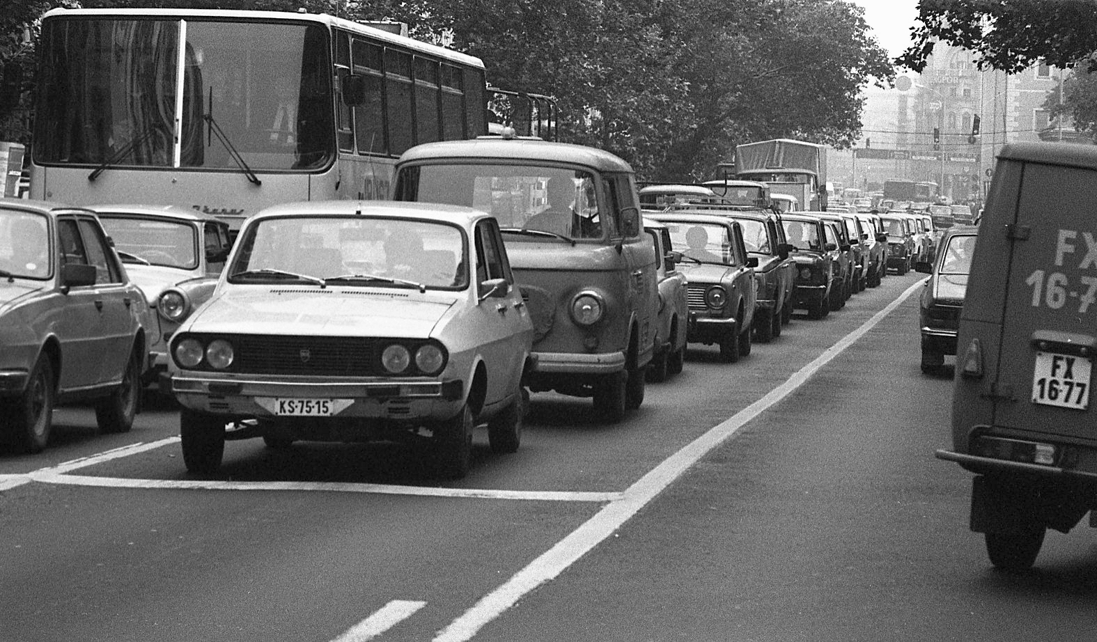 Hungary, Budapest VIII.,Budapest VII., Rákóczi út a Síp utcától a Blaha Lujza tér felé nézve., 1984, Magyar Rendőr, traffic, bus, Trabant-brand, street view, Lada-brand, Barkas-brand, Dacia-brand, number plate, Budapest, Ikarus-brand, Fortepan #67133