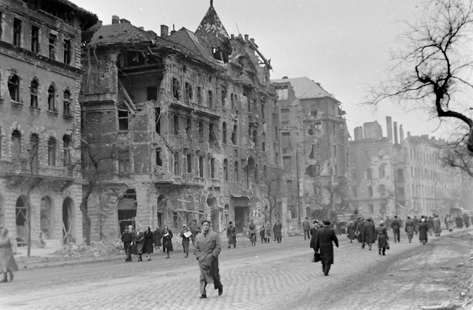 Magyarország, Budapest VIII.,Budapest IX., József körút, szemeben a - Práter utca - Corvin (Kisfaludy) köz - Üllői út közötti romos házsor., 1956, Fortepan, forradalom, járókelő, utcakép, épületkár, Budapest, Fortepan #6714