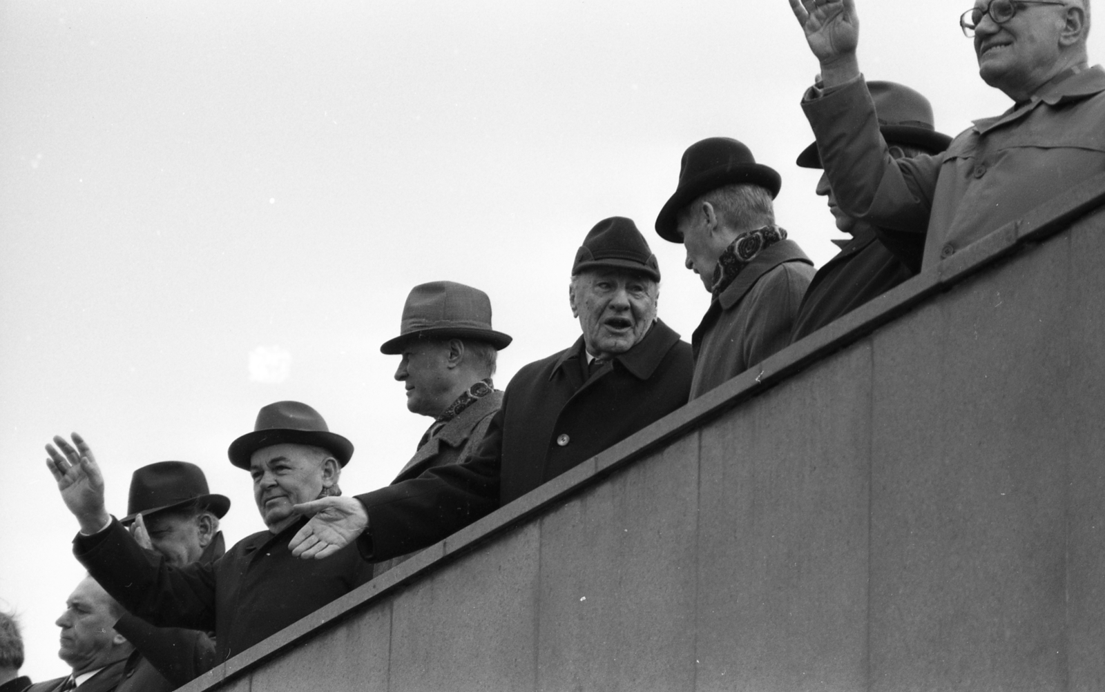 Magyarország, Budapest XIV., Ötvenhatosok tere (Felvonulási tér), május 1-i felvonulás, a dísztribünön Grósz Károly, Gáspár Sándor, Németh Károly, Losonczi Pál, Kádár János, Lázár György, Havasi Ferenc, Sarlós István., 1985, Magyar Rendőr, híres ember, május 1, miniszterelnök, Budapest, politikus, Fortepan #67143