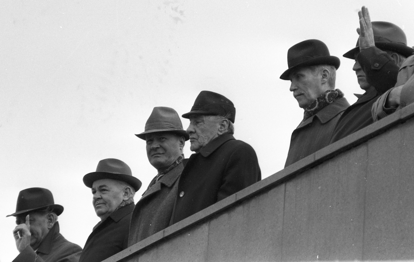 Magyarország, Budapest XIV., Ötvenhatosok tere (Felvonulási tér), május 1-i felvonulás, a dísztribünön Gáspár Sándor, Németh Károly, Losonczi Pál, Kádár János, Lázár György és Havasi Ferenc.., 1985, Magyar Rendőr, híres ember, május 1, miniszterelnök, Budapest, politikus, Fortepan #67144