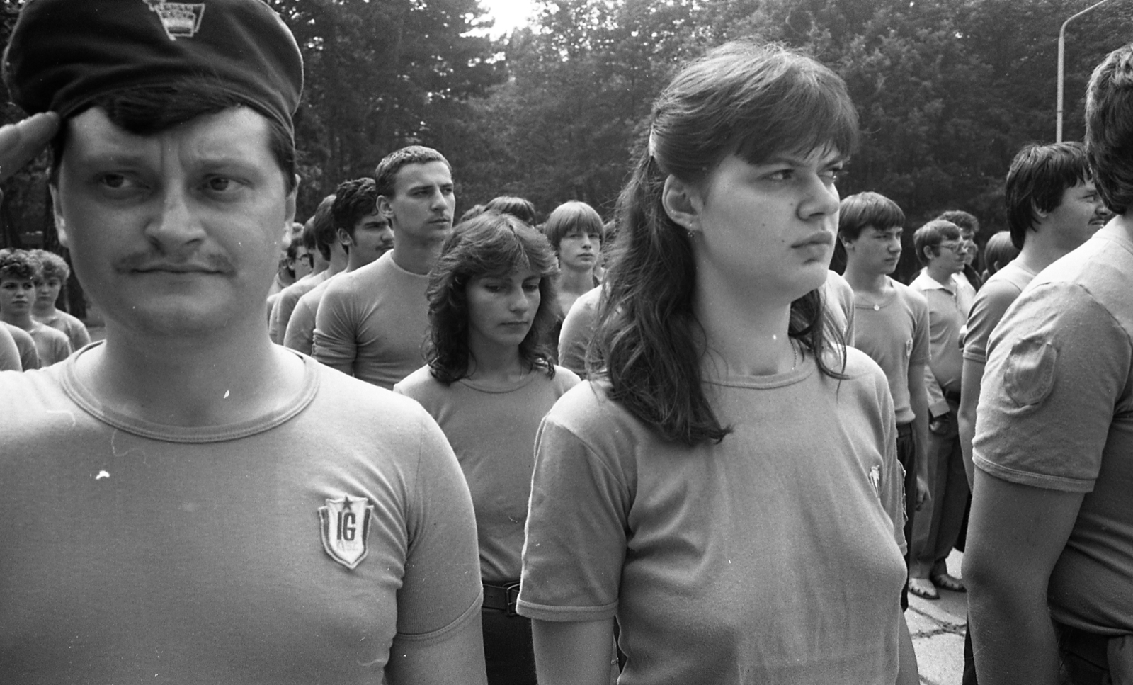 Hungary, Tata, Fáklya utca 4., Mező Imre Vezetőképző KISZ-iskola (KISZ-tábor), ifjúgárdisták továbbképzése., 1985, Magyar Rendőr, celebrity, salute, young guard, Fortepan #67148