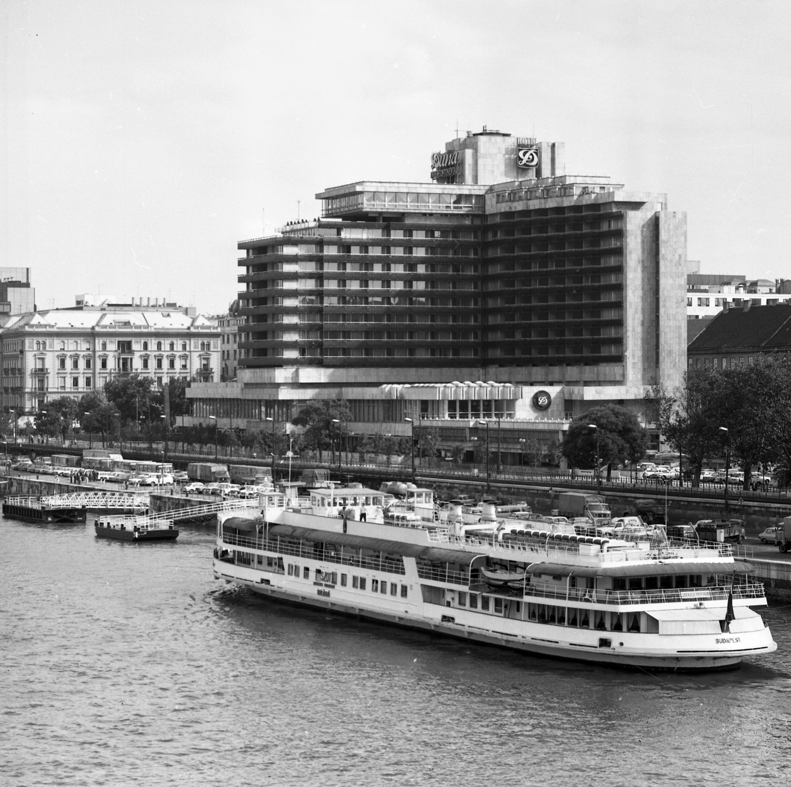 Magyarország, Budapest V., Dunakorzó és a Hotel Duna Intercontinental az Erzsébet hídról nézve., 1985, Magyar Rendőr, hajó, szálloda, építészet, Duna, hajóállomás, neon felirat, Finta József-terv, Budapest, Nagy Októberi Szocialista Forradalom 50. évfordulója hajó, Fortepan #67149