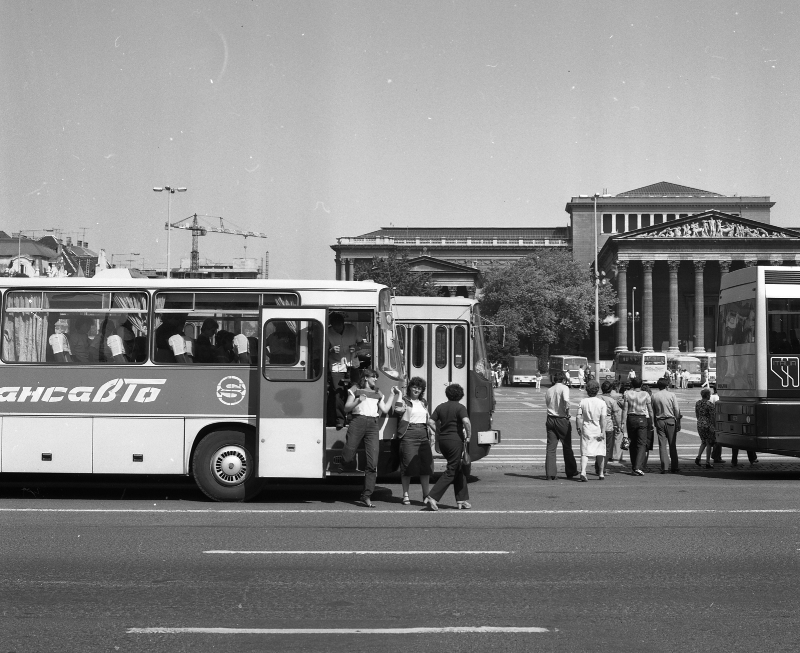 Magyarország, Budapest XIV., Hősök tere, háttérben a Szépművészeti Múzeum., 1985, Magyar Rendőr, autóbusz, eklektikus építészet, Budapest, Schickedanz Albert-terv, cirill írás, neoklasszicizmus, Sovtransavto-szervezet, Herzog Fülöp Ferenc-terv, Ikarus-márka, Ikarus 256, Fortepan #67150