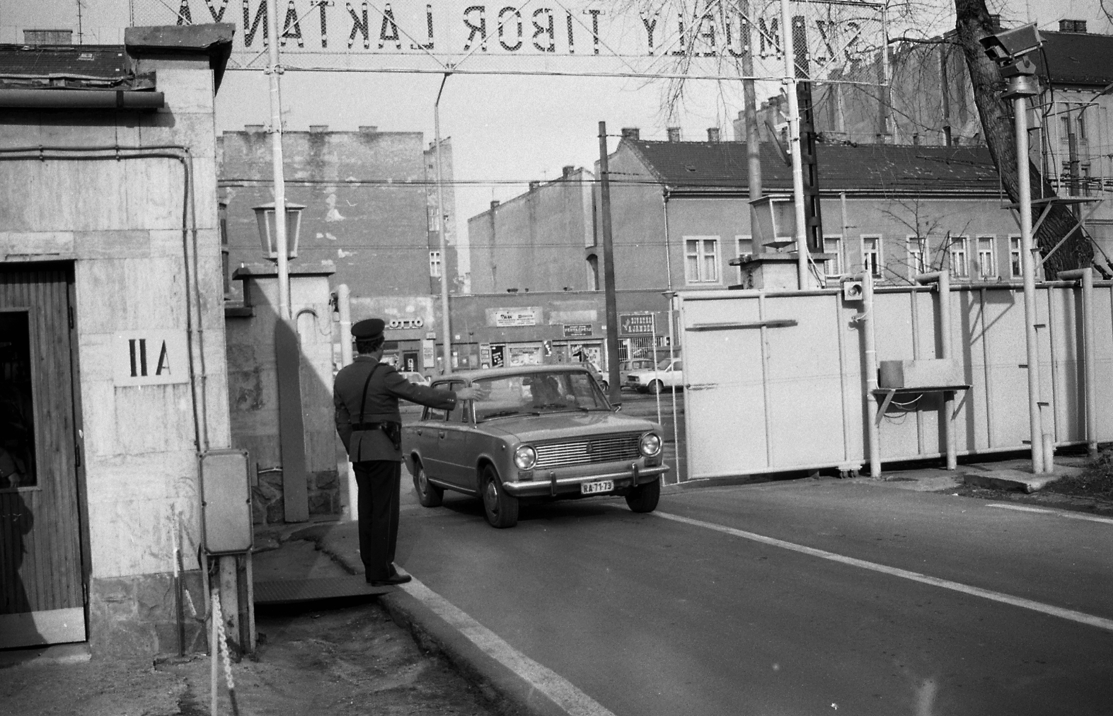 Magyarország, Budapest X., Kerepesi út, Szamuely Tibor laktanya (később a Készenléti Rendőrség laktanyája)., 1986, Magyar Rendőr, Lada-márka, rendszám, VAZ 2101, porta, Budapest, behajtás, Fortepan #67155