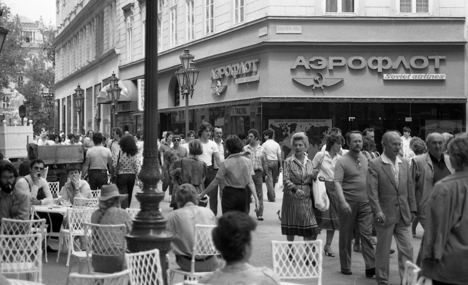 Hungary, Budapest V., Váci utca a Vörösmarty tér felé nézve, jobbra a Kristóf tér., 1986, Magyar Rendőr, mass, terrace, Aeroflot airlines, chair, tourism, Budapest, Cyrillic alphabet, Fortepan #67158