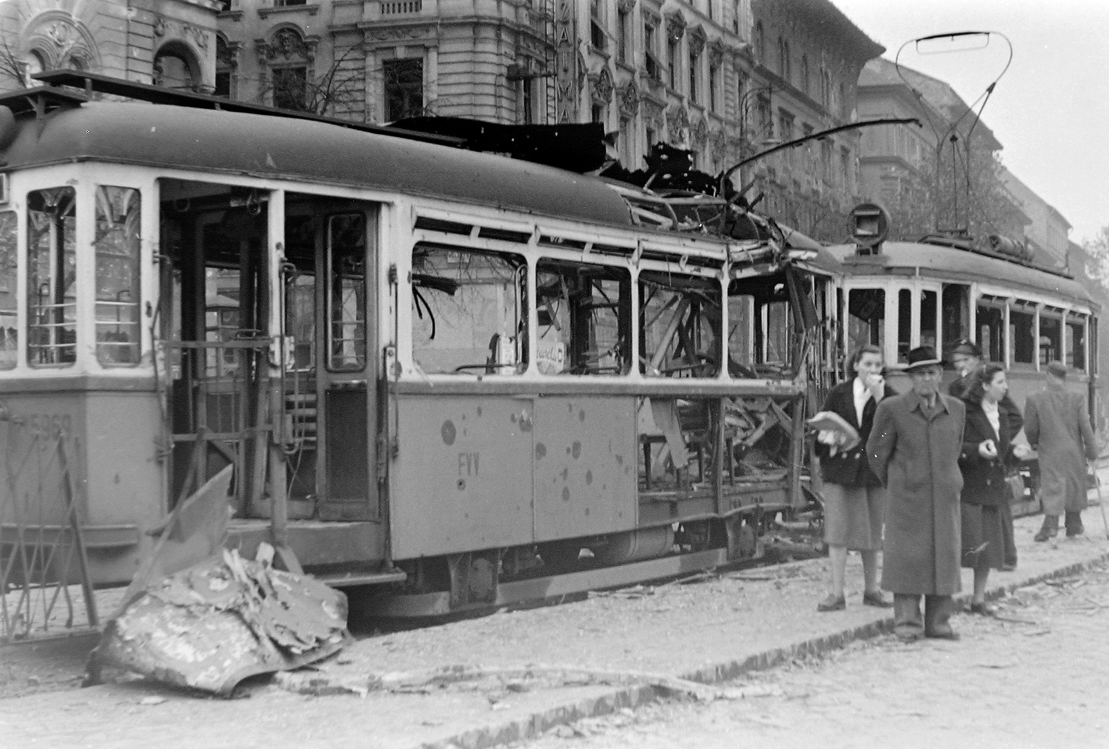 Magyarország, Budapest VIII., József körút a Rákóczi térnél, a villamos mögött a Kölcsey utca és a Scheiber Sándor (Bérkocsis) utca közötti házak., 1956, Fortepan, forradalom, járókelő, utcakép, villamos, járműroncs, Budapest, Fortepan #6716