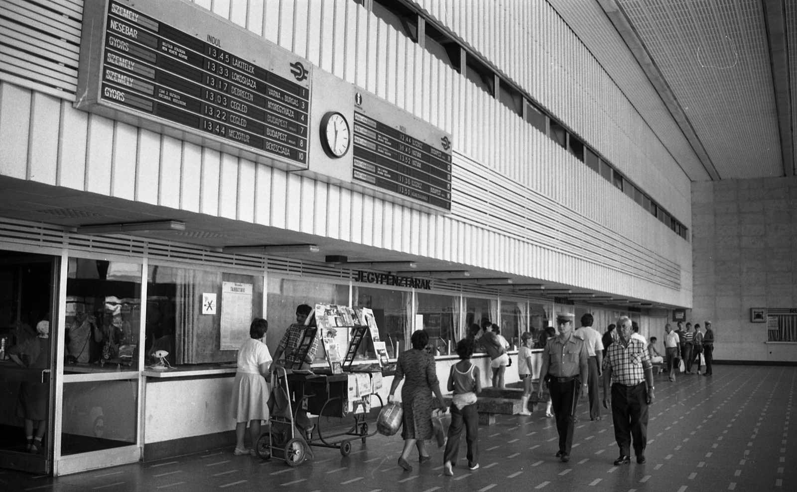 Hungary, Szolnok, vasútállomás., 1986, Magyar Rendőr, transport, Hungarian Railways, cop, train station, newsstand, train, Pragotron-brand, Fortepan #67161