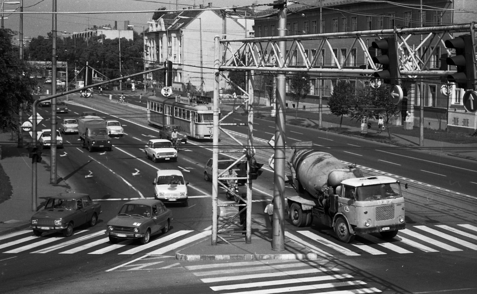 Hungary, Szeged, Kossuth Lajos sugárút a Párizsi körút kereszteződésétől a Pacsirta utca torkolata felé nézve., 1986, Magyar Rendőr, transport, traffic, Trabant-brand, commercial vehicle, Skoda-brand, Lada-brand, Wartburg-brand, ARO-brand, tram, Skoda Liaz-brand, Bengali tramway, concrete-mixer, public transport, bicycle, crosswalk, Fortepan #67165