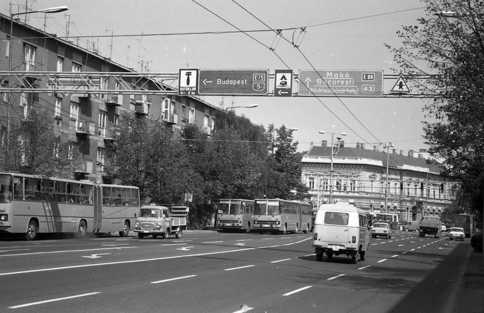 Magyarország, Szeged, Párizsi körút a Mérey utca felől a Kossuth Lajos sugárút felé nézve., 1986, Magyar Rendőr, közlekedés, forgalom, Ikarus-márka, Lada-márka, Barkas-márka, Zuk-márka, IFA W50, Nysa 522, autóbusz, Ikarus 280, ZIU-9, ZIU-márka, trolibusz, Fortepan #67166