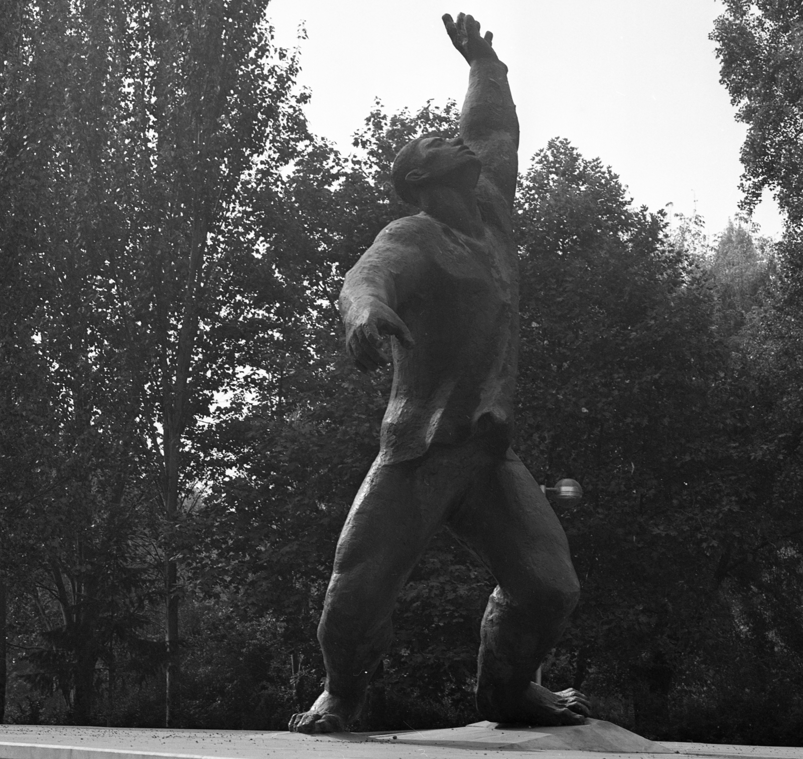 Hungary, Budapest VIII., II. János Pál pápa (Köztársaság) tér, Az ellenforradalom mártírjainak emlékműve (id. Kalló Viktor, 1960.)., 1986, Magyar Rendőr, socialism, Budapest, Effects of the 1956 Revolution, Fortepan #67167