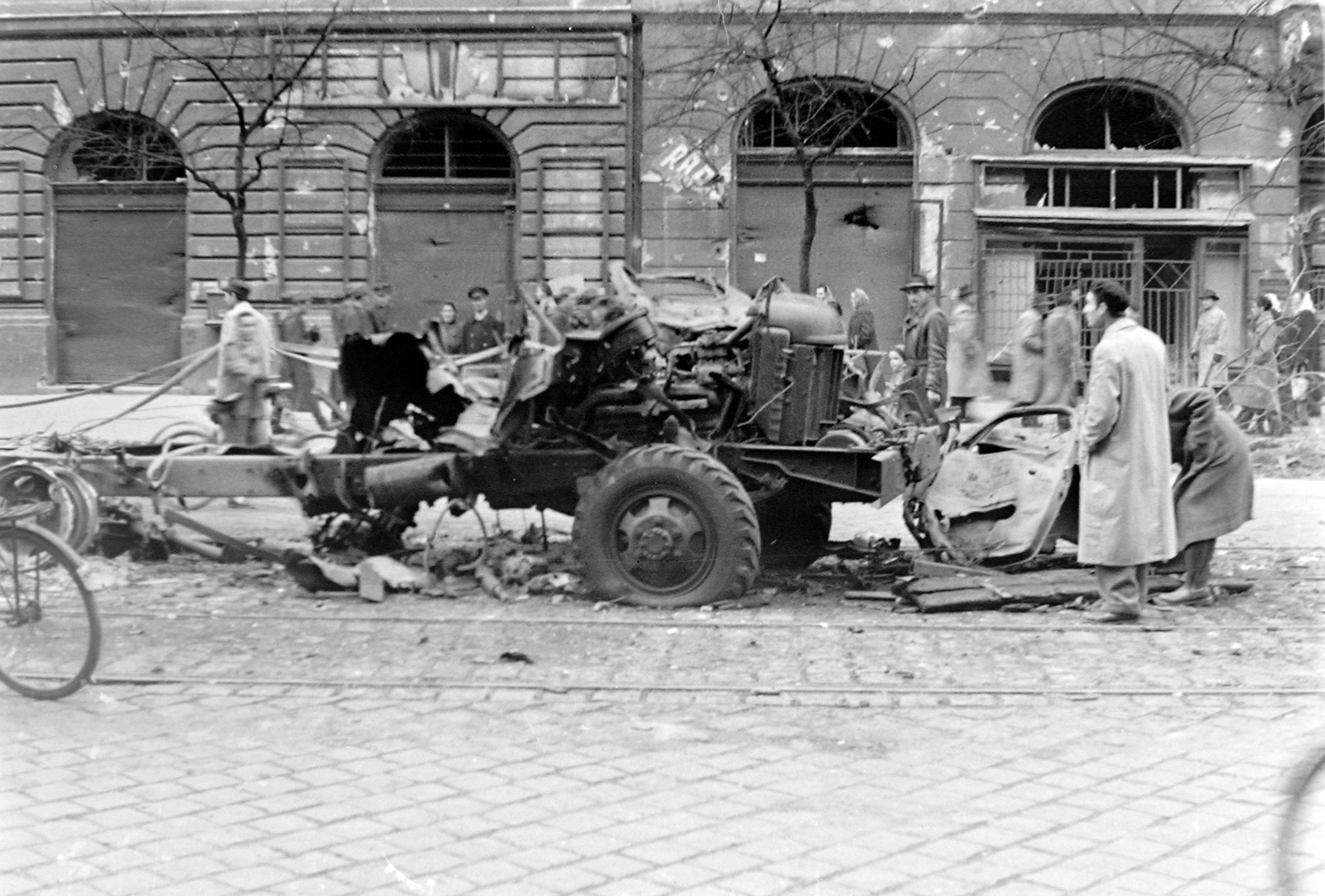 Magyarország, Budapest IX., Ferenc körút, balra a Ferenc körút - Tompa utca sarkán álló ház., 1956, Fortepan, forradalom, járókelő, járműroncs, Budapest, ZIL 157, Fortepan #6717