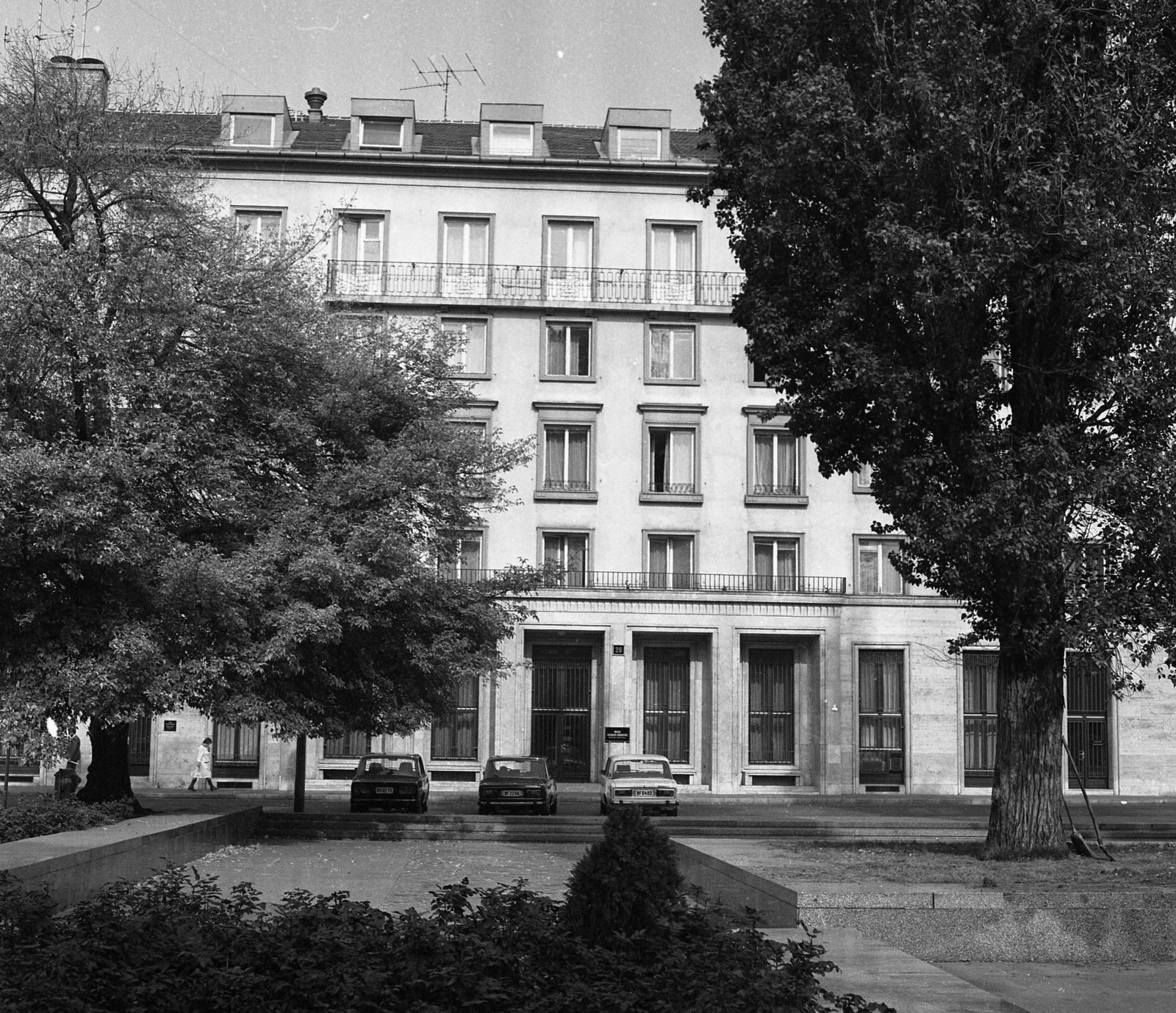 Hungary, Budapest VIII., II. János Pál pápa (Köztársaság) tér 26., az MSZMP Budapesti Bizottságának székháza., 1986, Magyar Rendőr, socialism, automobile, Budapest, Fortepan #67171