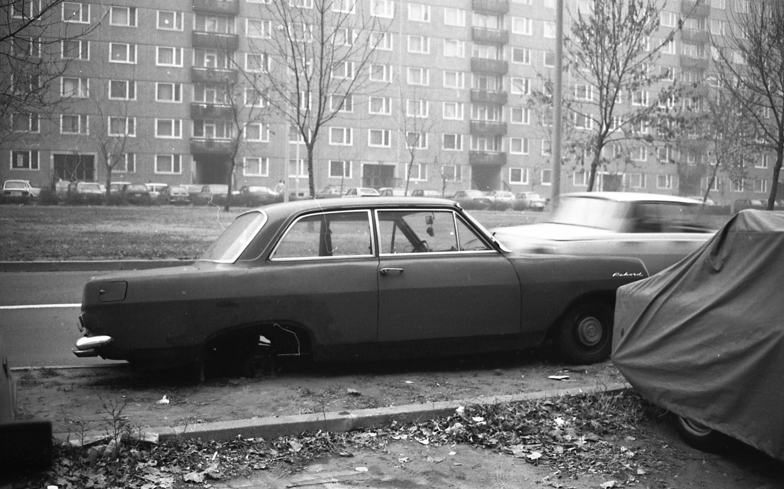 Hungary, Újpalota, Budapest XV., Nyírpalota (Hevesi Gyula) utca., 1986, Magyar Rendőr, blocks, wreck, Budapest, Fortepan #67173