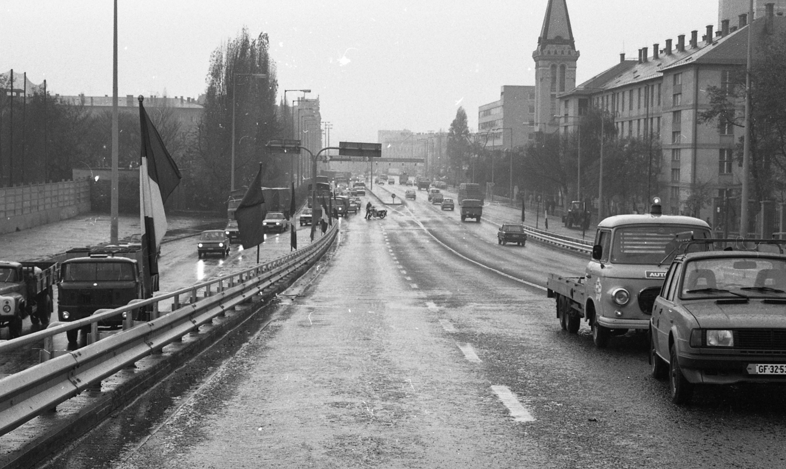 Hungary, Budapest VIII.,Budapest IX., Üllői út a Könyves Kálmán körúti felüljáróról a Nagyvárad tér felé nézve., 1986, Magyar Rendőr, church, flag, Skoda-brand, Barkas-brand, Zaporozhetz-brand, rain, Budapest, Fortepan #67175
