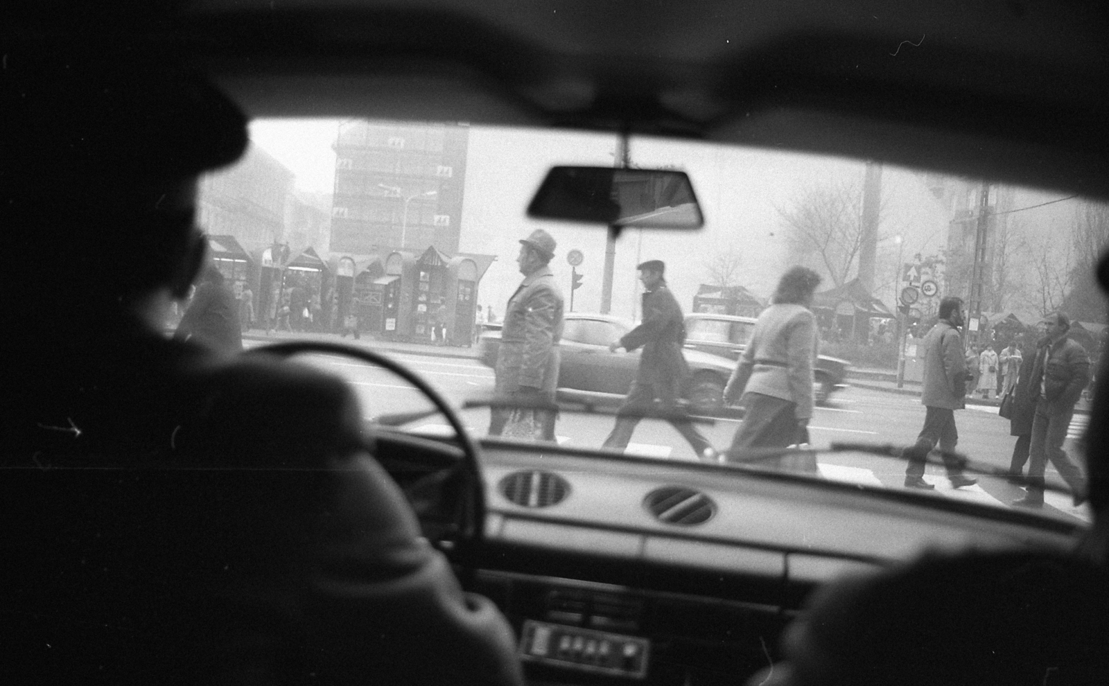 Magyarország, Budapest VIII.,Budapest VII., Rákóczi út - Szövetség utca találkozása a Luther utcából nézve, szemben a lerombolt Divatcsarnok helye., 1986, Magyar Rendőr, forgalom, járókelő, automobil, VAZ 2101, Budapest, visszapillantó tükör, kormánykerék, Porsche 924, járműbelső, Fortepan #67178