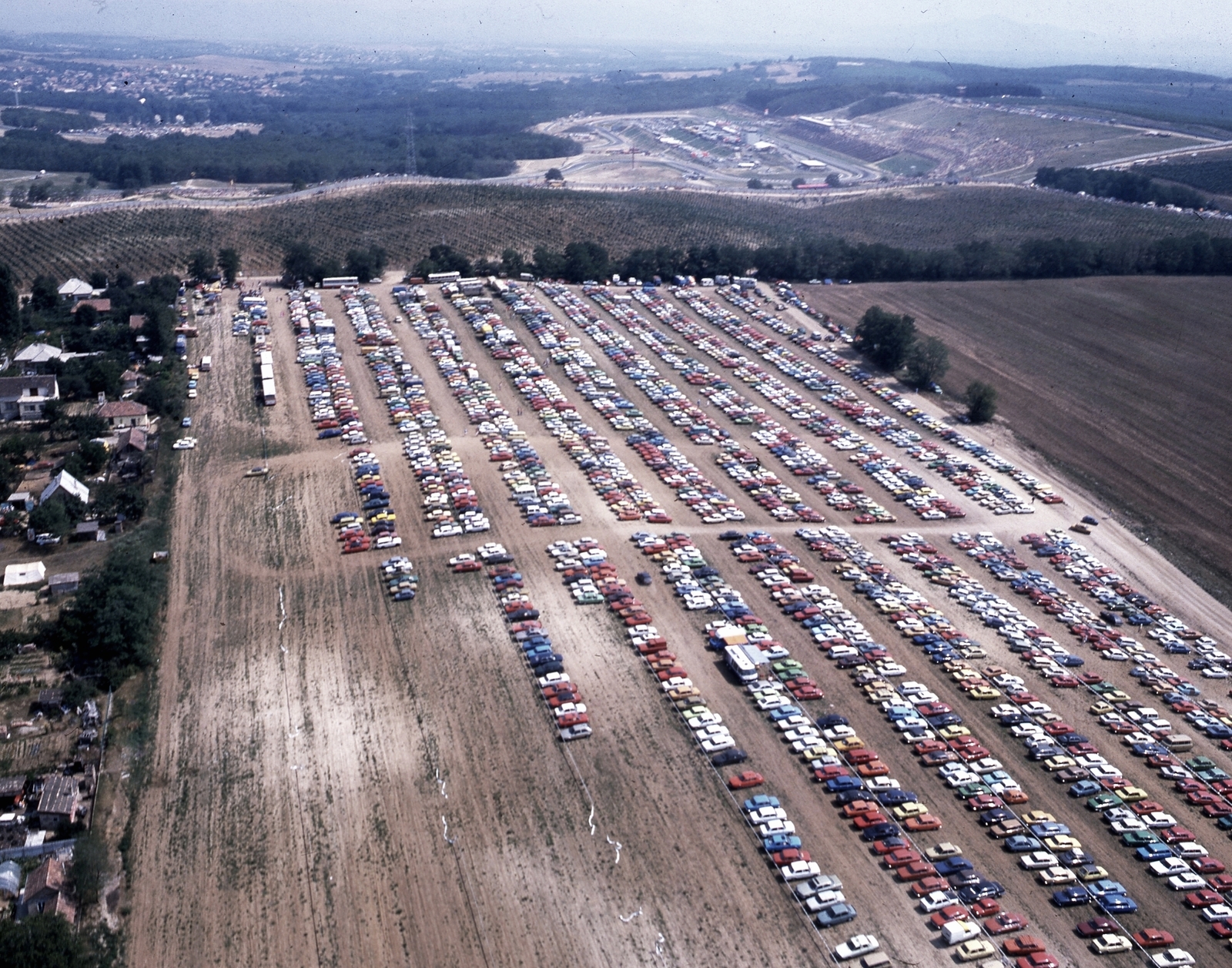 Hungary, Hungaroring, Mogyoród, légifotó a parkolóról, távolban a versenypálya., 1987, Magyar Rendőr, colorful, aerial photo, car park, automobile, Fortepan #67183