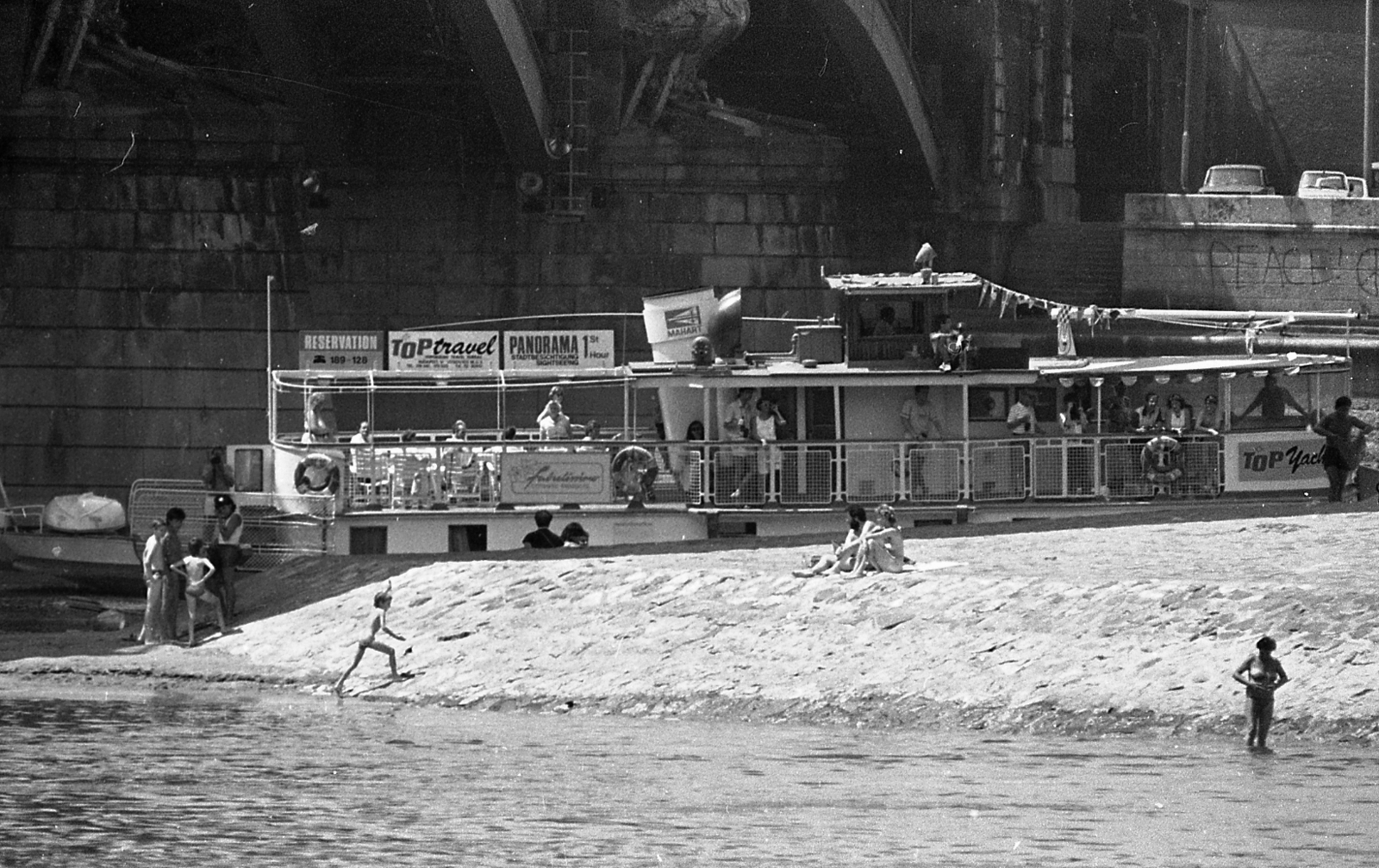 Hungary, Budapest, a Margit-sziget déli csúcsa a Margit híd szigeti bejárója alatt., 1988, Magyar Rendőr, ship, bridge, bathing, shore, Fortepan #67186