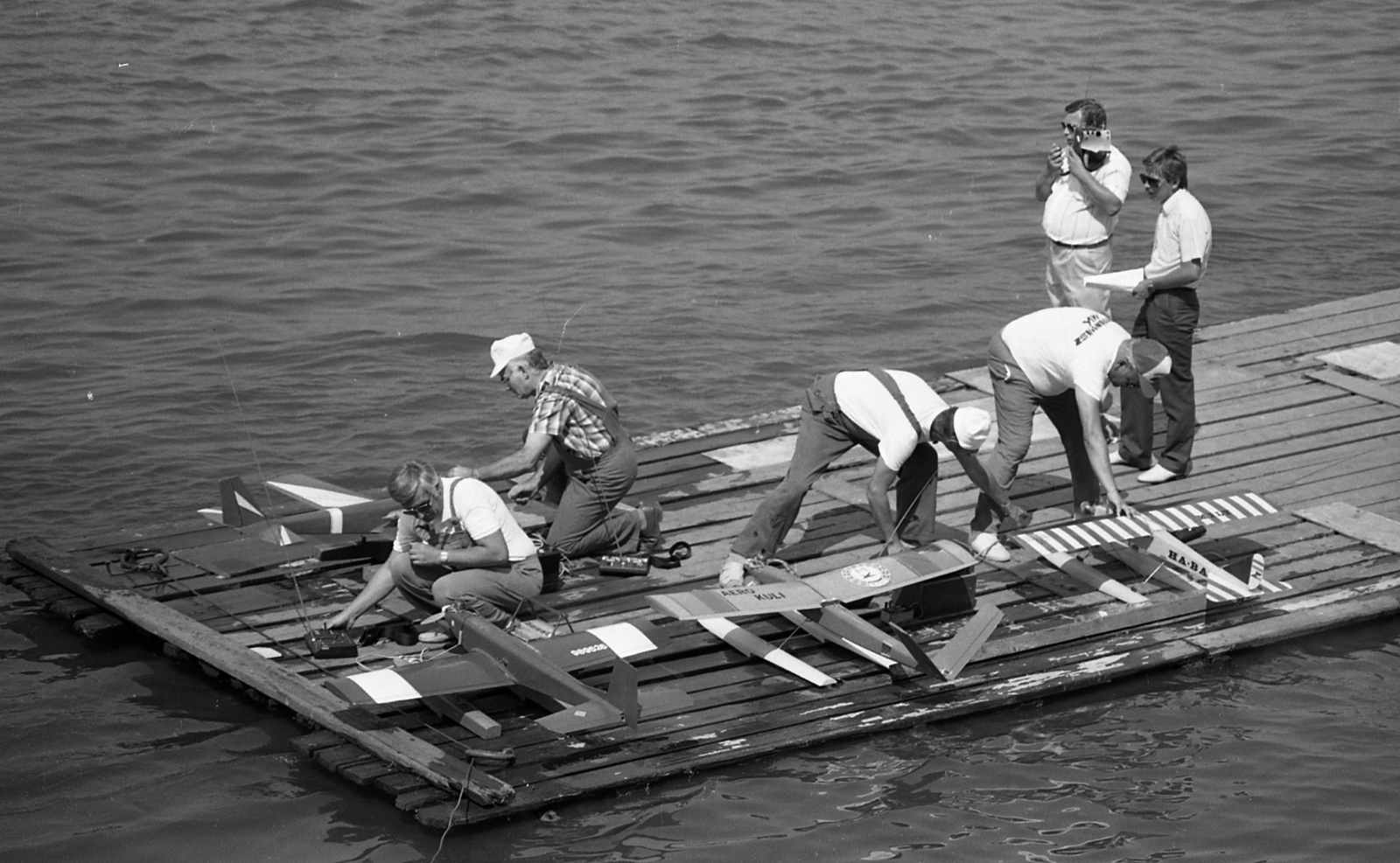 Hungary, Budapest V., az augusztus 20-i vízi és légiparádén résztvevő repülőgépmodellek., 1988, Magyar Rendőr, river, men, pier, model plane, Danube, Budapest, modelling, Fortepan #67189