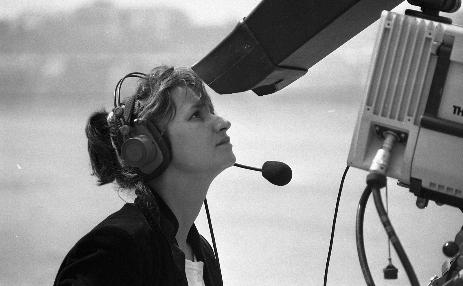 Hungary, Budapest V., pesti alsó rakpart, az MTV kamerája és Bauer Éva operatőr az augusztus 20-i vízi és légiparádén., 1988, Magyar Rendőr, portrait, woman, cameraman, Hungarian TV, television camera, Budapest, Thomson-CSF-brand, Fortepan #67190