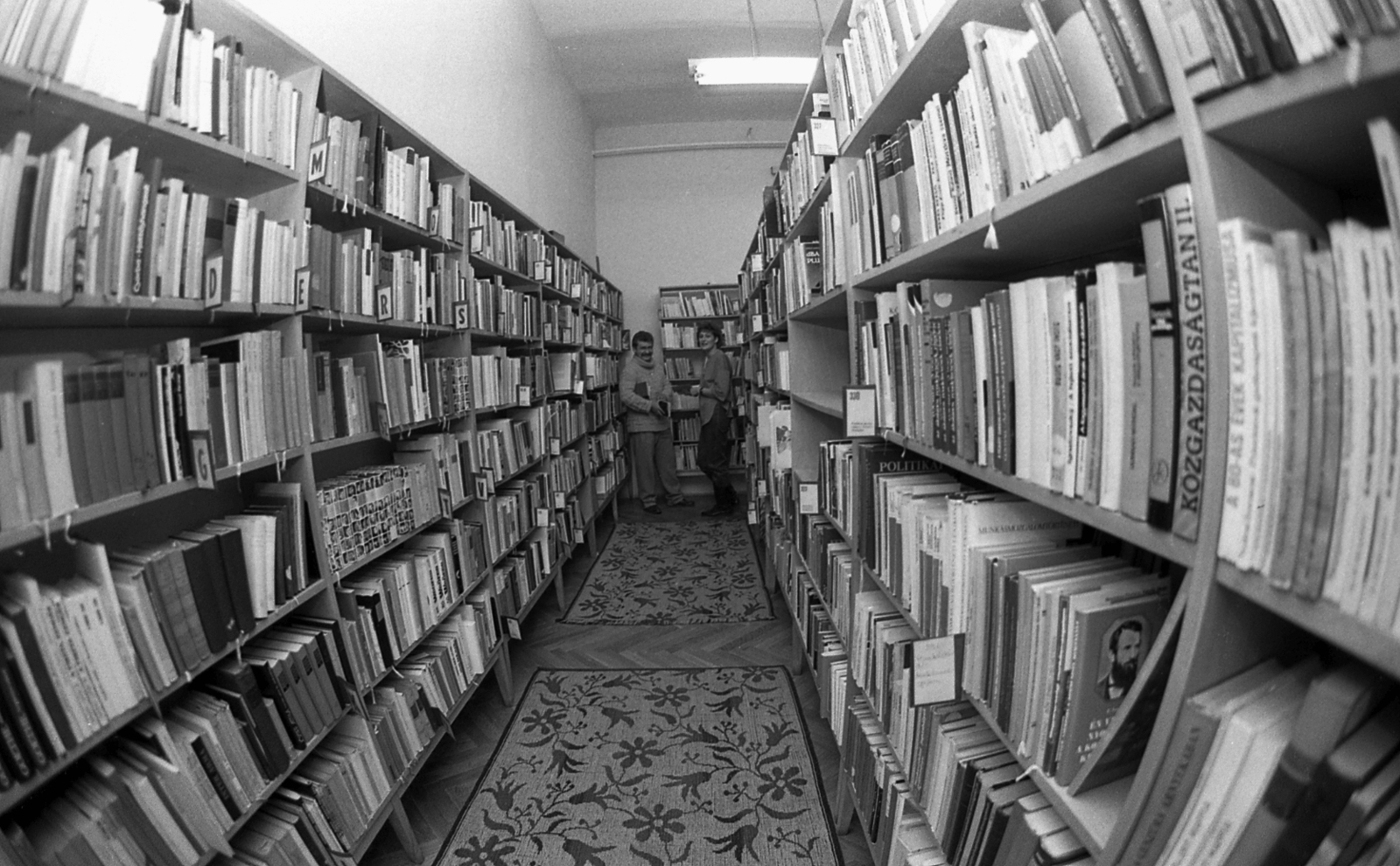 Hungary, Budapest V., Zrínyi utca 16., BM Központi Könyvtár., 1989, Magyar Rendőr, carpet, parquet floor, library, Budapest, Fortepan #67194