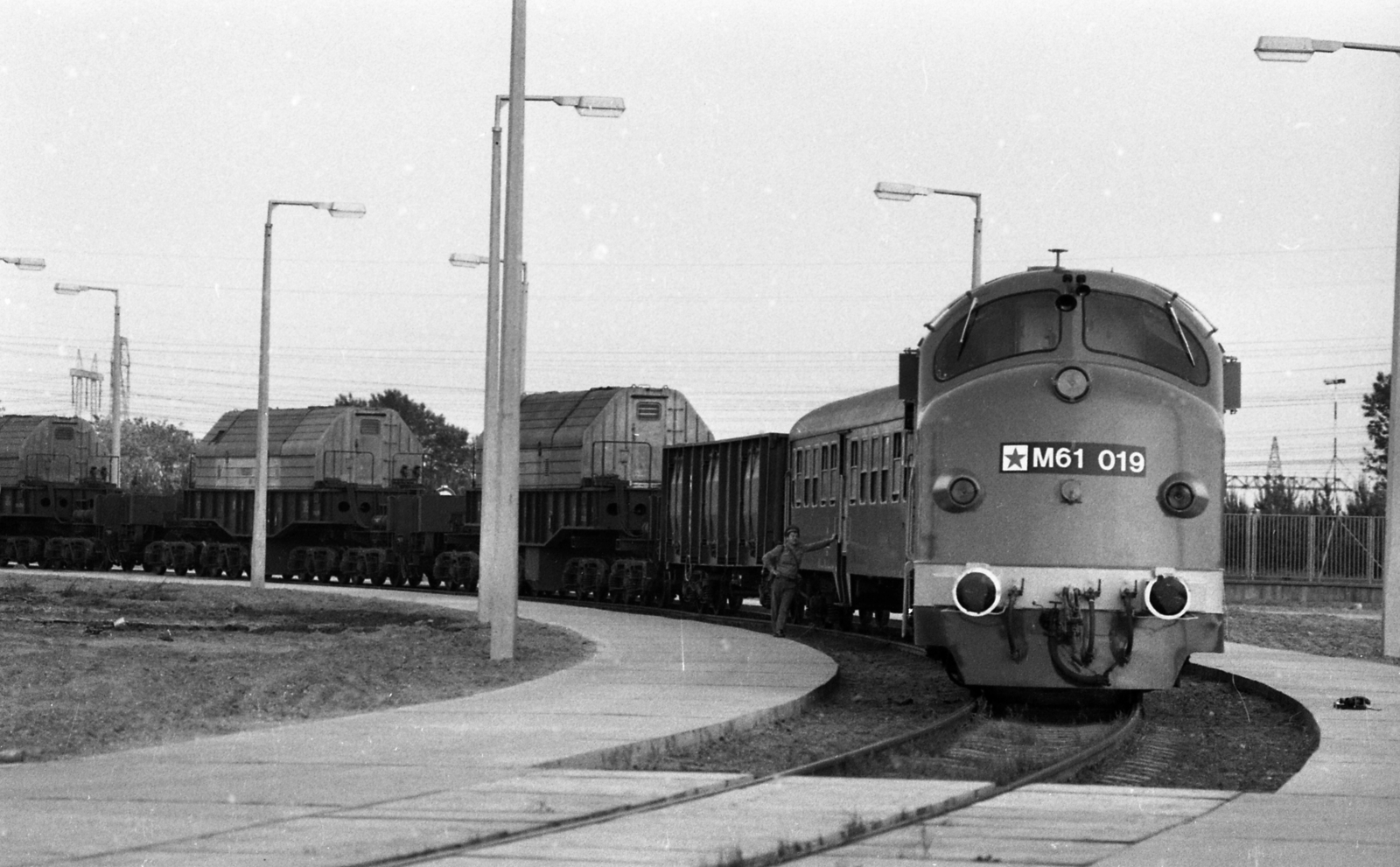 Hungary, Paks, "paksi atomvonat", az atomerőmű fűtőelemeit szállító szerelvény., 1989, Magyar Rendőr, railway, MÁV M61 series, guard, diesel locomotive, nuclear flask, Fortepan #67197