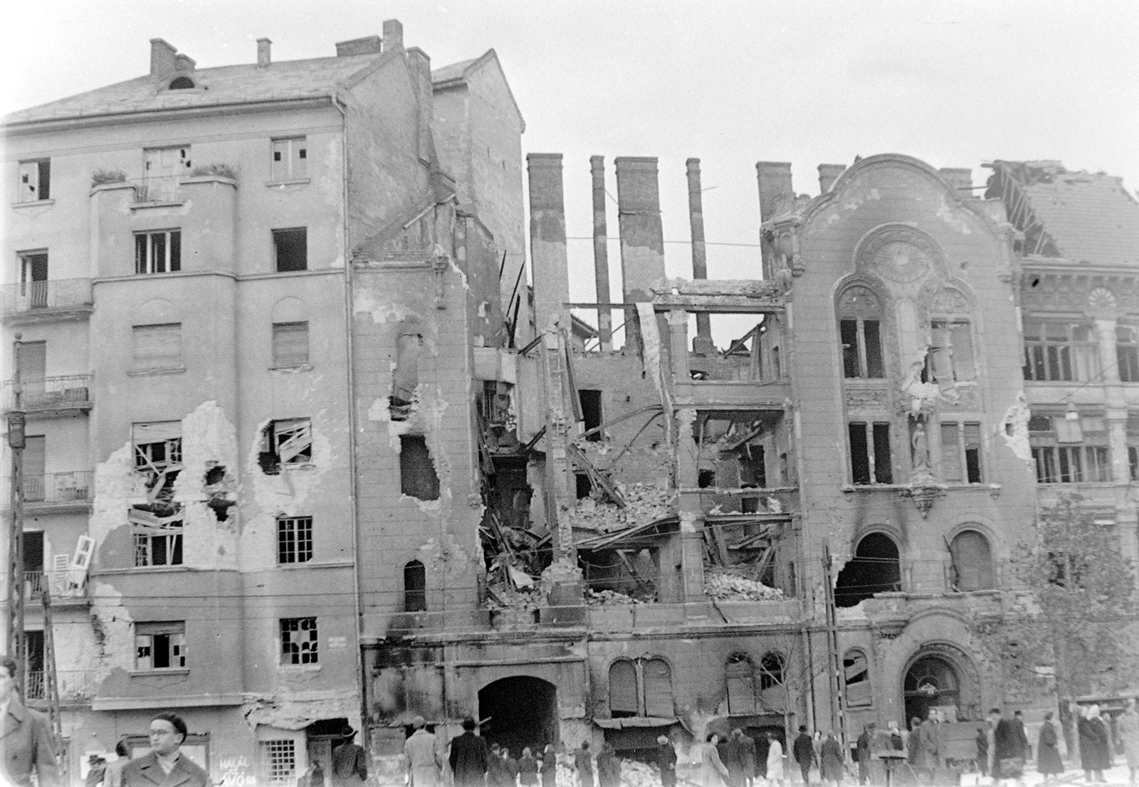 Hungary, Budapest XI., Móricz Zsigmond körtér, balra a 3/a, jobbra a súlyosan sérült 2. számú ház., 1956, Fortepan, revolution, pedestrian, building, damaged building, Budapest, Fortepan #6720