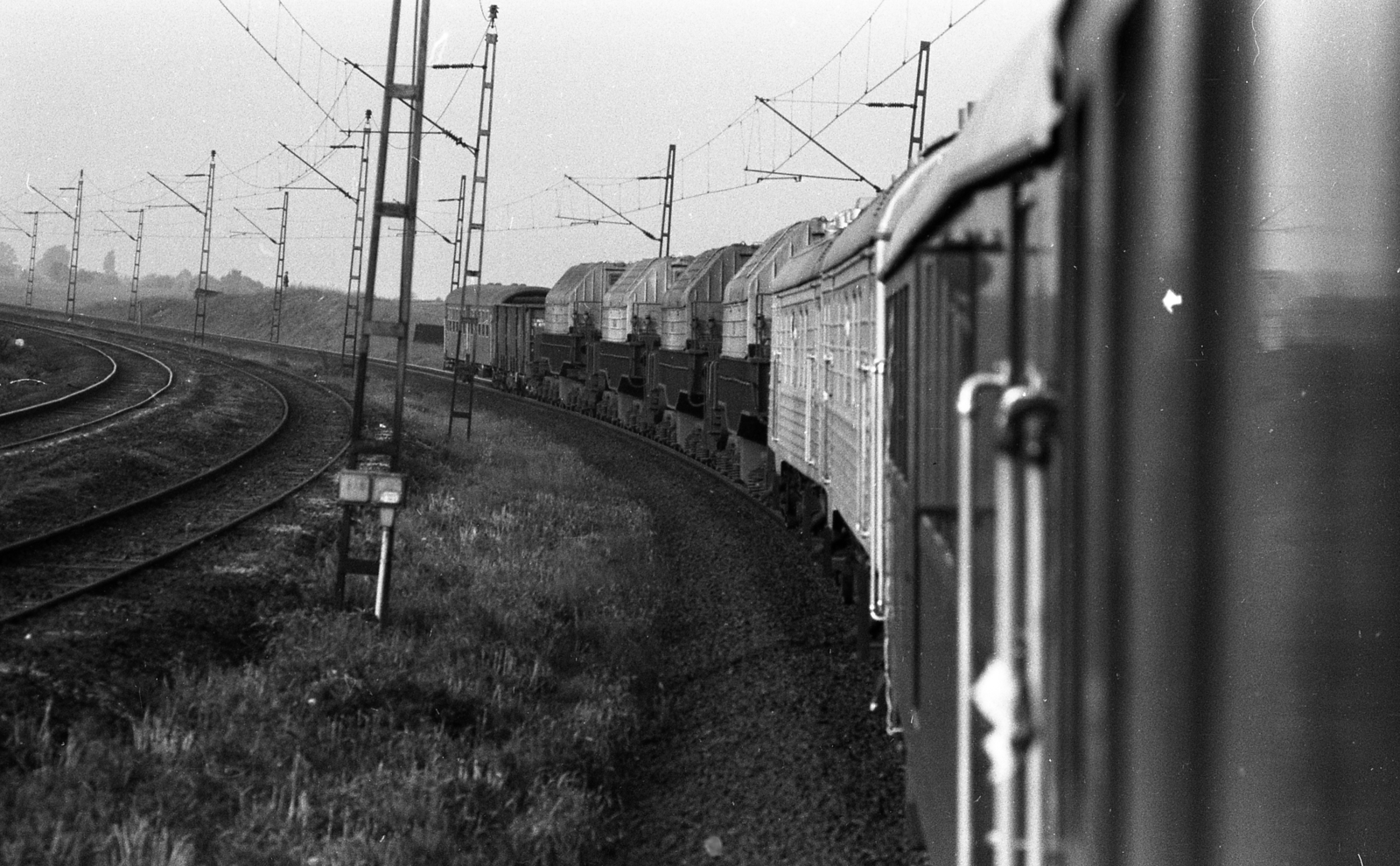 Magyarország, Paks, "paksi atomvonat", az atomerőmű fűtőelemeit szállító szerelvény., 1989, Magyar Rendőr, vasút, vasúti szerelvény, felsővezeték, radioaktív konténer, Fortepan #67200