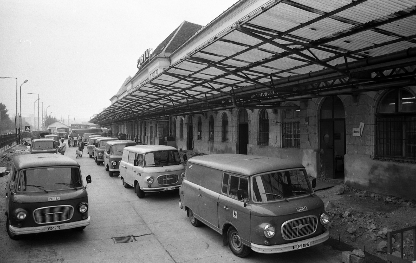 Magyarország, Budapest VIII., Verseny utca 3., Barkas csomagkézbesítő kistehergépkocsik a Budapest 70-es posta és Bp. 1. sz. Csomagkézbesítő Bázisán., 1989, Magyar Rendőr, Barkas-márka, postajármű, Budapest, postahivatal, Fortepan #67203