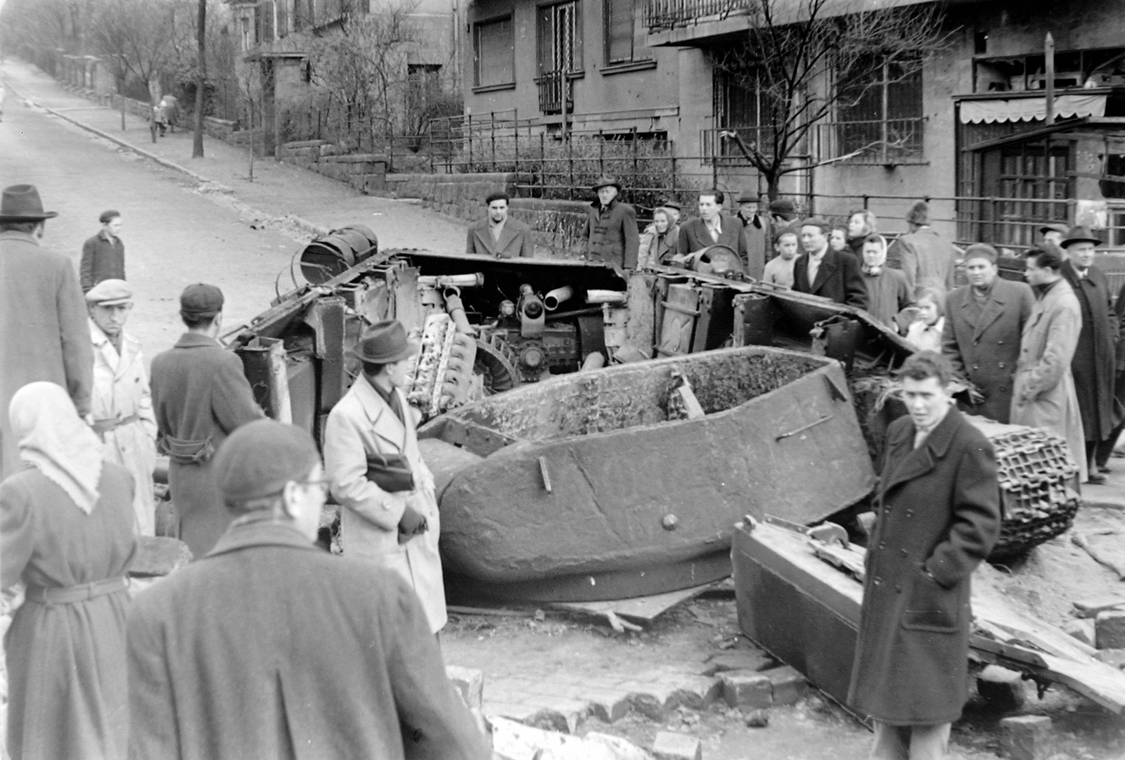 Hungary, Budapest XI., Himfy utca a Villányi útról nézve., 1956, Fortepan, revolution, tank, pedestrian, street view, wreck, curiosity, untitled, Budapest, Fortepan #6721