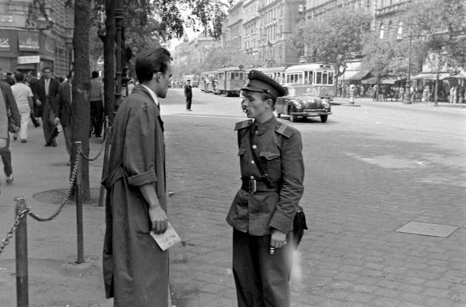 Hungary, Budapest V.,Budapest XIII., Szent István körút, a Nyugati (Marx) tér felől a Margit híd felé nézve. Balra a Bihari János utca, jobbra előrébb a Visegrádi utca torkolata., 1954, Magyar Rendőr, Tatra-brand, pedestrian, street view, genre painting, cop, tram, csibi lamp, Budapest, whistle, Fortepan #67225