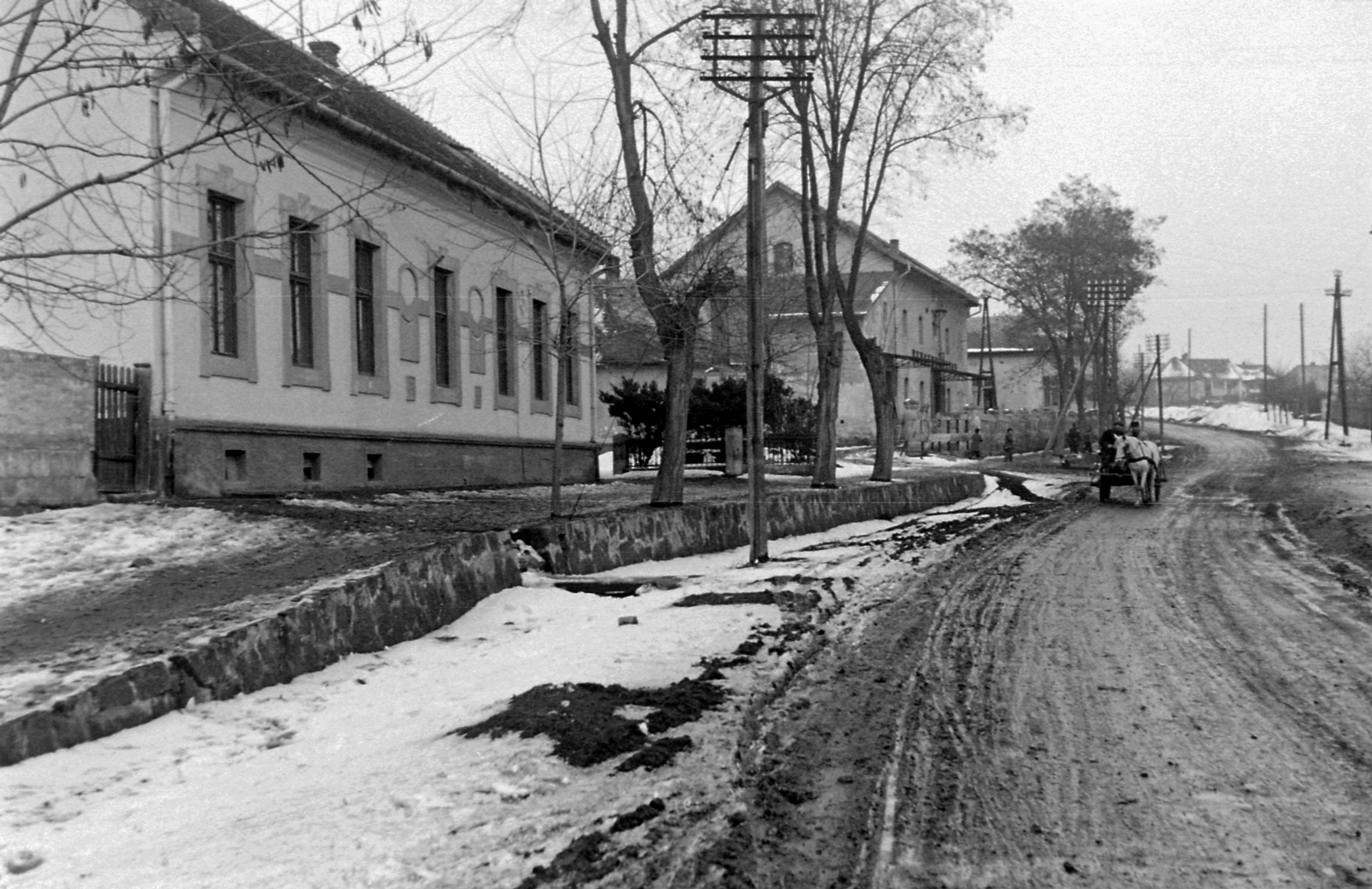 Hungary, Biatorbágy, Szabadság út, balra a Széchenyi utca torkolatánál az első világháborús emlékmű és a malom., 1955, Magyar Rendőr, winter, Horse-drawn carriage, Fortepan #67234