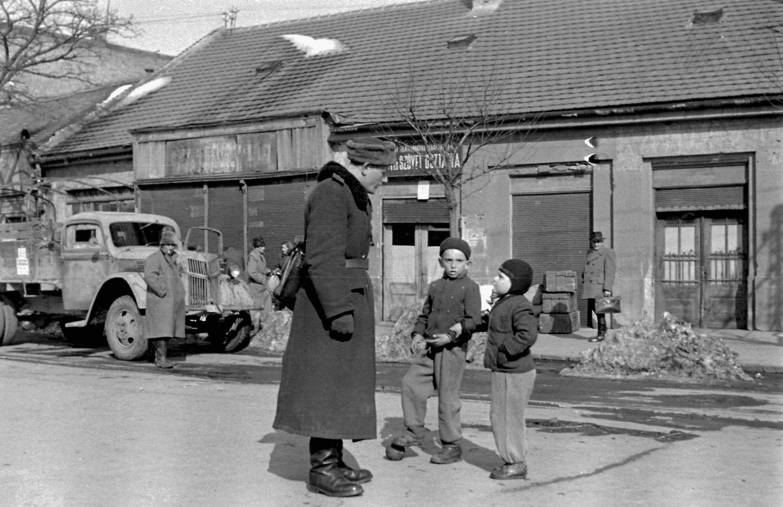 Hungary, Szolnok, Kossuth Lajos tér 5., 1955, Magyar Rendőr, football, Ford-brand, cop, kids, shutter, police station, cargo ship, fur hat, Fortepan #67240