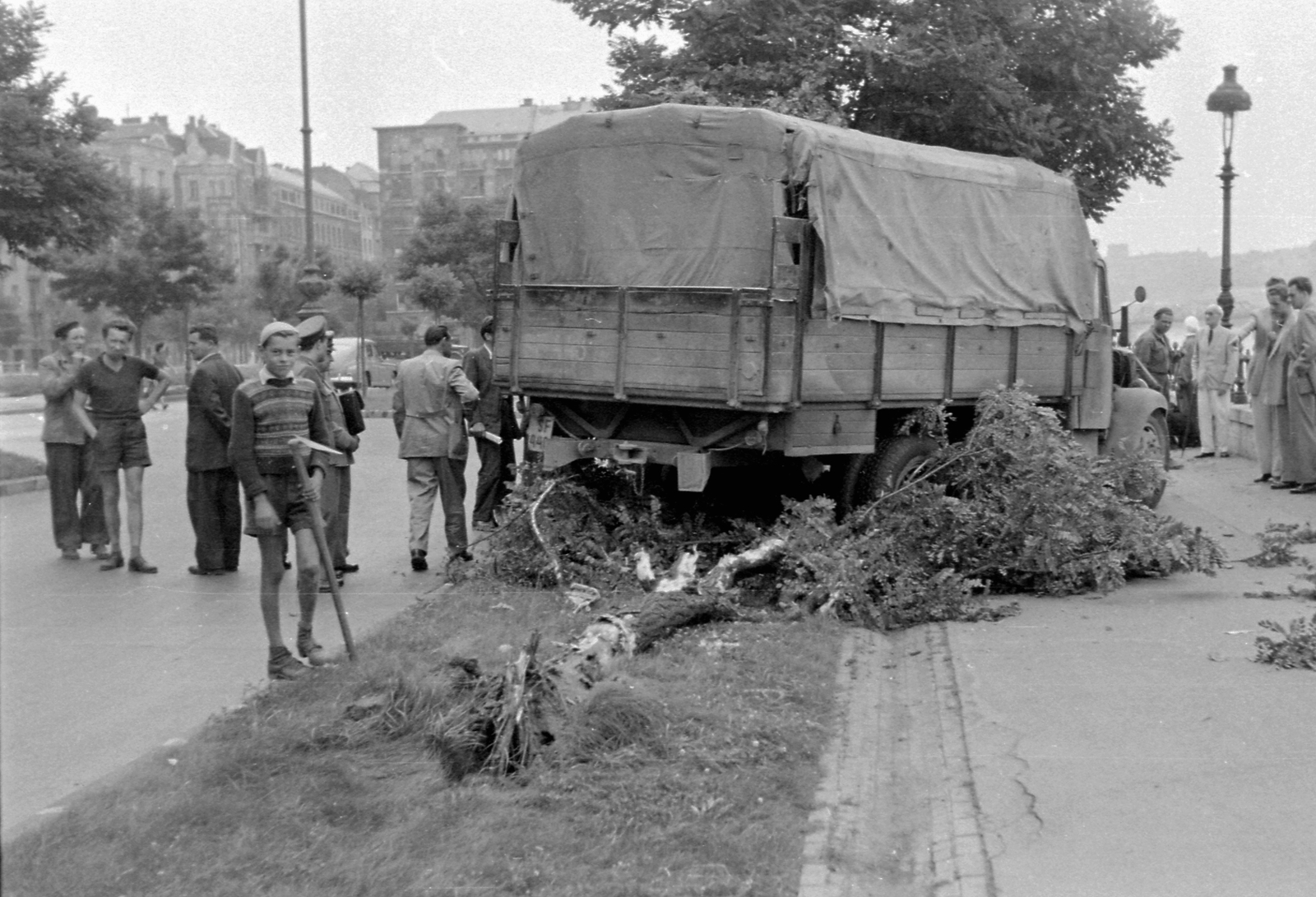 Hungary, Budapest V., Széchenyi rakpart a Margit híd felől a Markó utca felé nézve. Balra a Balaton (Pálffy György) utca torkolata., 1955, Magyar Rendőr, accident, commercial vehicle, number plate, Budapest, Fortepan #67247