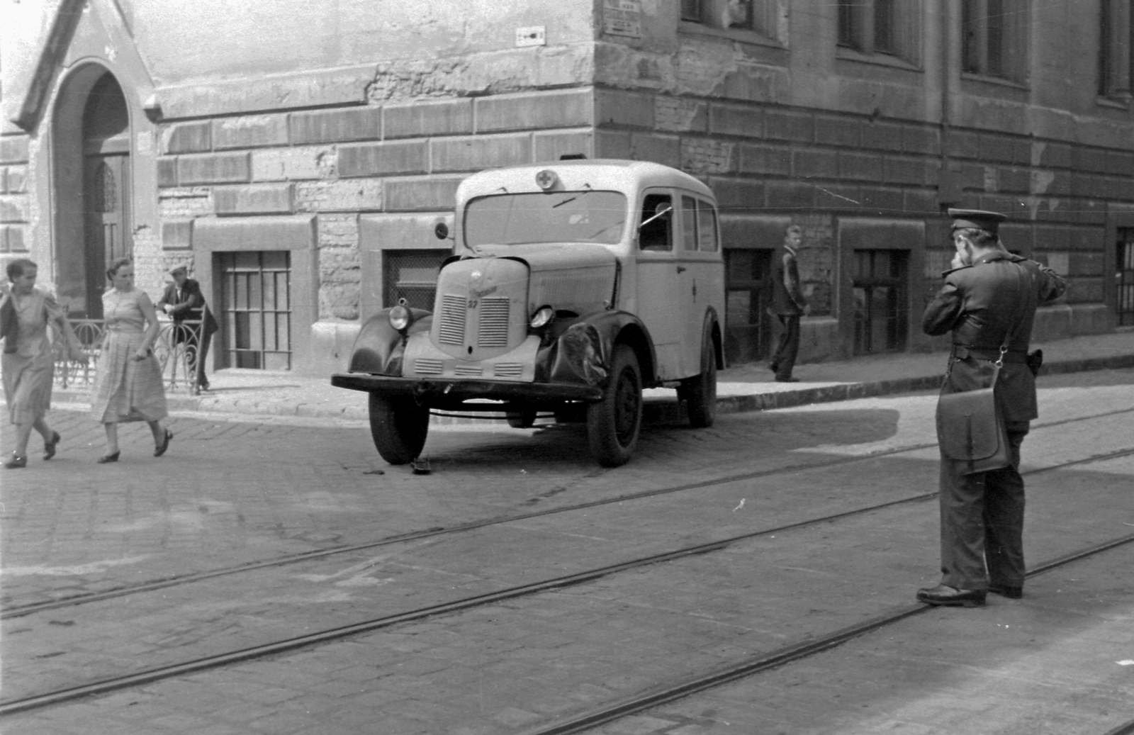 Hungary, Budapest VIII., Festetics György utca - Mosonyi utca kereszteződés, háttérben a kisegítő iskola és intézet épülete (később Schulek Frigyes Két Tanítási Nyelvű Építőipari Szakközépiskola)., 1955, Magyar Rendőr, accident, ambulance, photography, Phänomen-brand, Budapest, patrol bag, Fortepan #67255