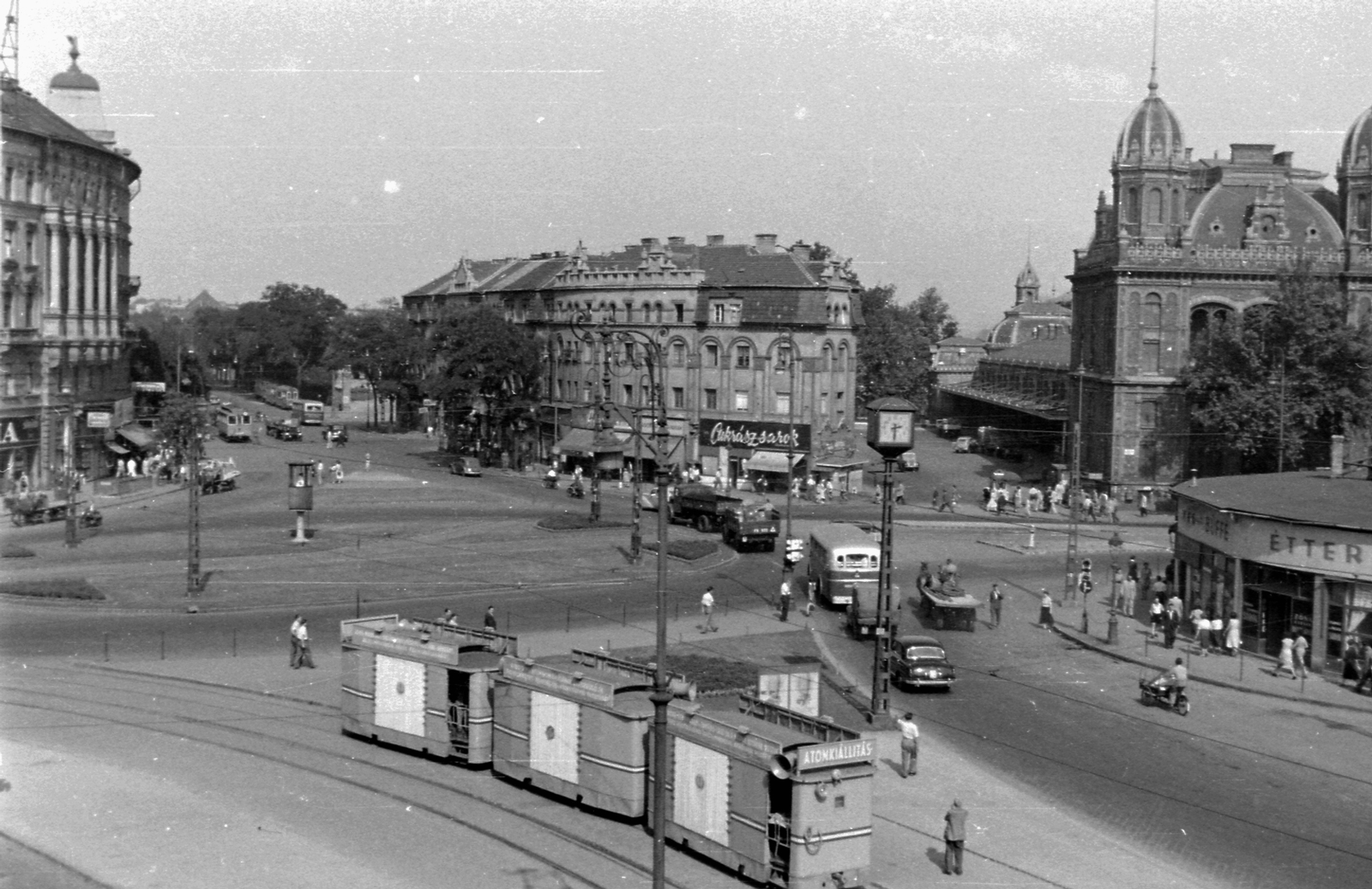 Hungary, Budapest VI.,Budapest XIII., Nyugati (Marx) tér, szemben a Westend-ház., 1955, Magyar Rendőr, pastry shop, train station, Budapest, Gustave Eiffel-design, nuclear power, tricycle, tram, Fortepan #67261