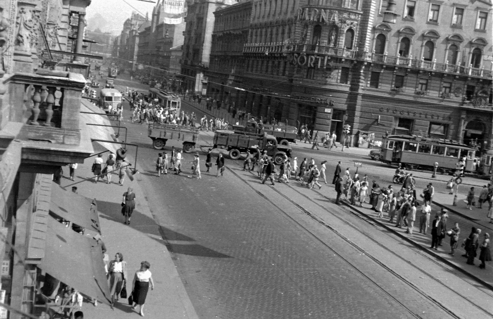 Hungary, Budapest VIII.,Budapest VII., Rákóczi út a Blaha Lujza térnél a Nagykörúti kereszteződés és a Keleti pályaudvar felé nézve., 1955, Magyar Rendőr, commercial vehicle, street view, trailer, tram, beer, tram stop, Budapest, Fortepan #67263