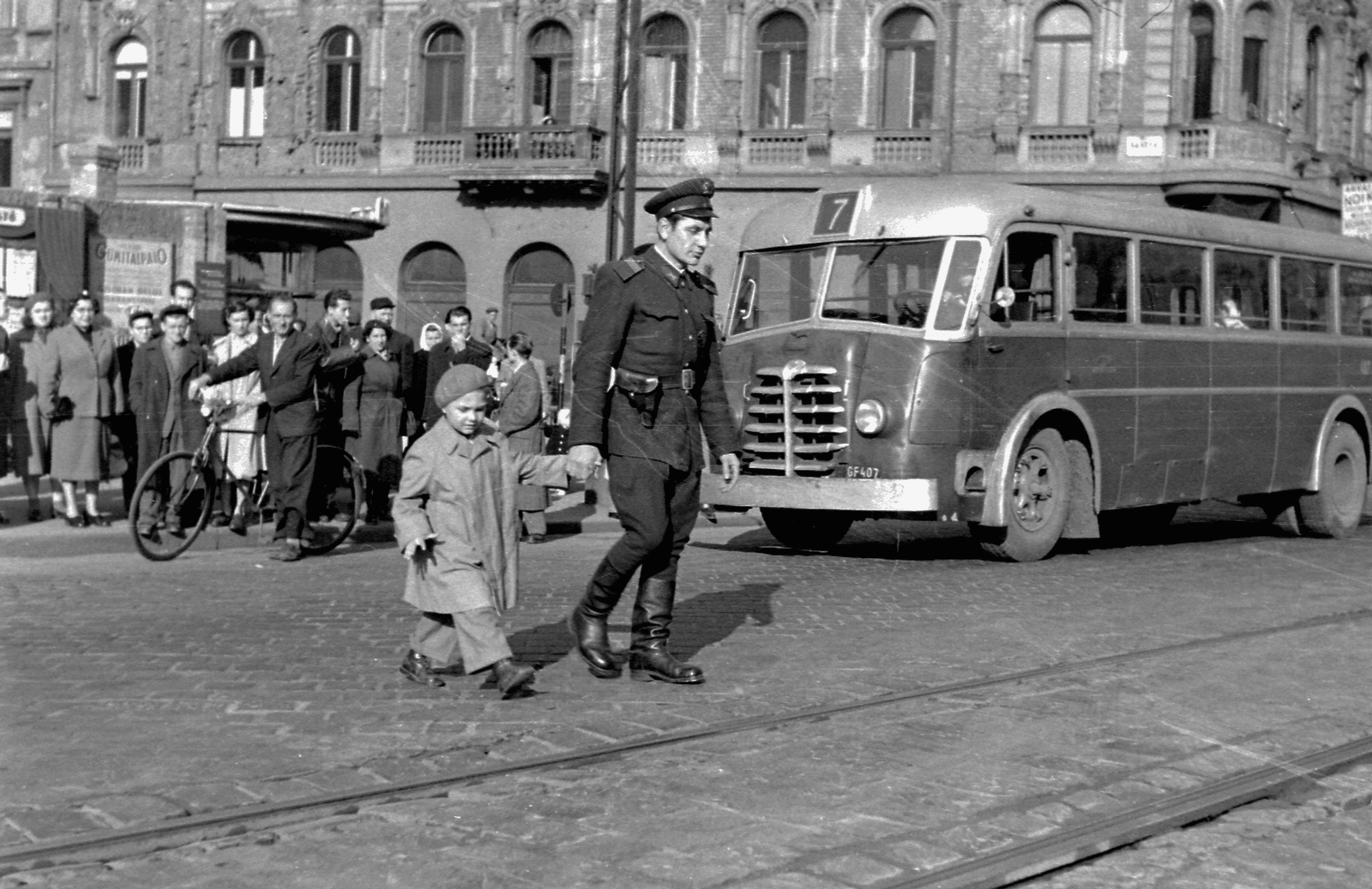 Hungary, Budapest VII., Rákóczi út, szemben az Akácfa utca., 1955, Magyar Rendőr, bicycle, bus, pedestrian, genre painting, cop, kid, boots, number plate, destination sign, Budapest, hold hands, Fortepan #67271