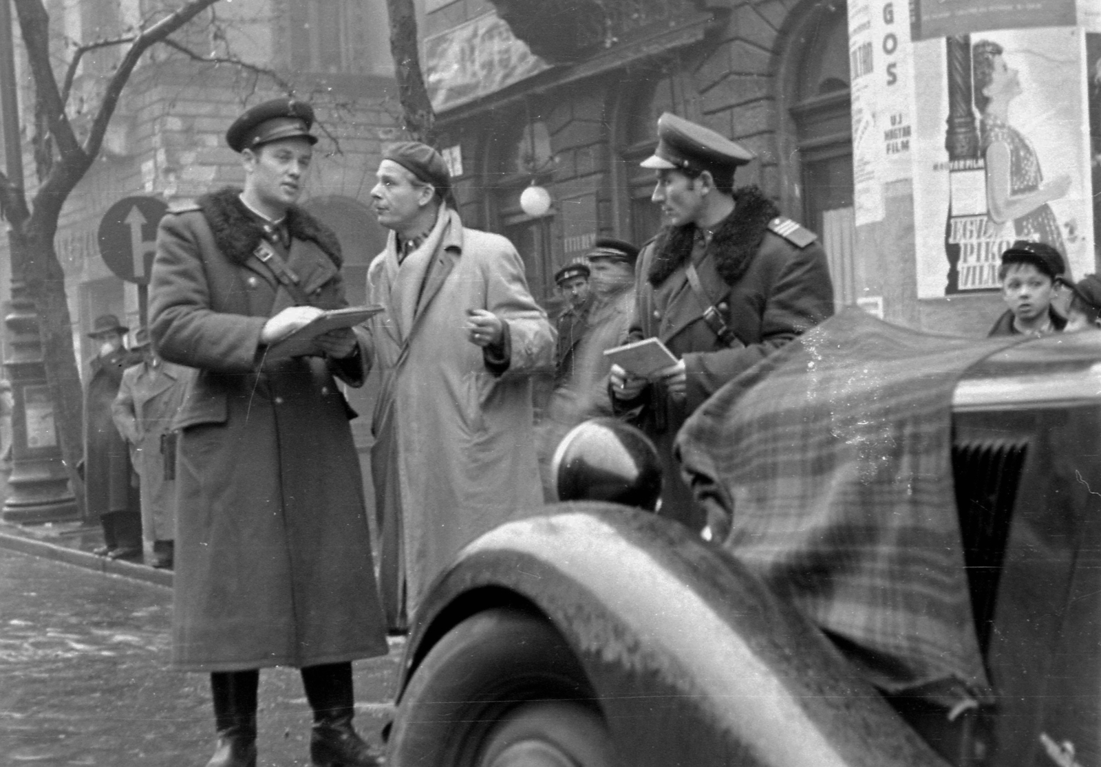 Hungary, Budapest VI., Teréz (Lenin) körút, háttérben az Aradi utca torkolata., 1955, Magyar Rendőr, poster, cop, ad pillar, Budapest, crime scene investigation, Fortepan #67273