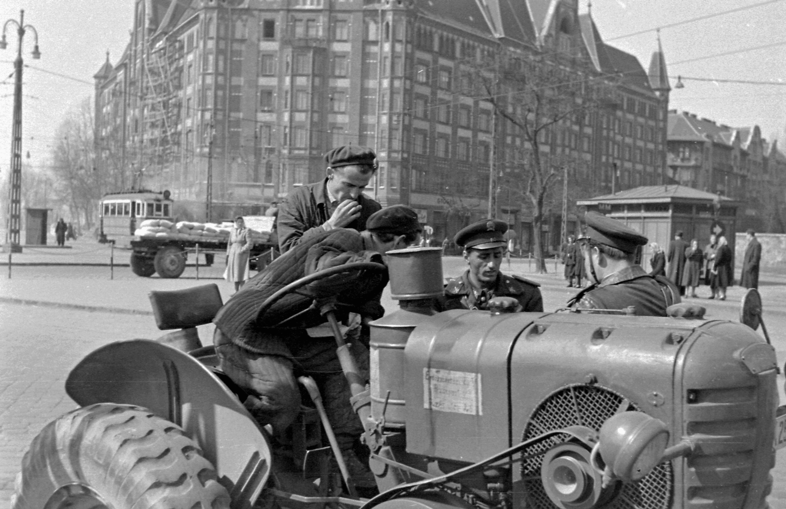 Hungary, Budapest VIII.,Budapest IX., Nagyvárad tér, szemben az Üllői út 121., 1956, Magyar Rendőr, cop, tram, tractor, lamp post, beret, public toilet, tram stop, Budapest, quilted coat, Fortepan #67285