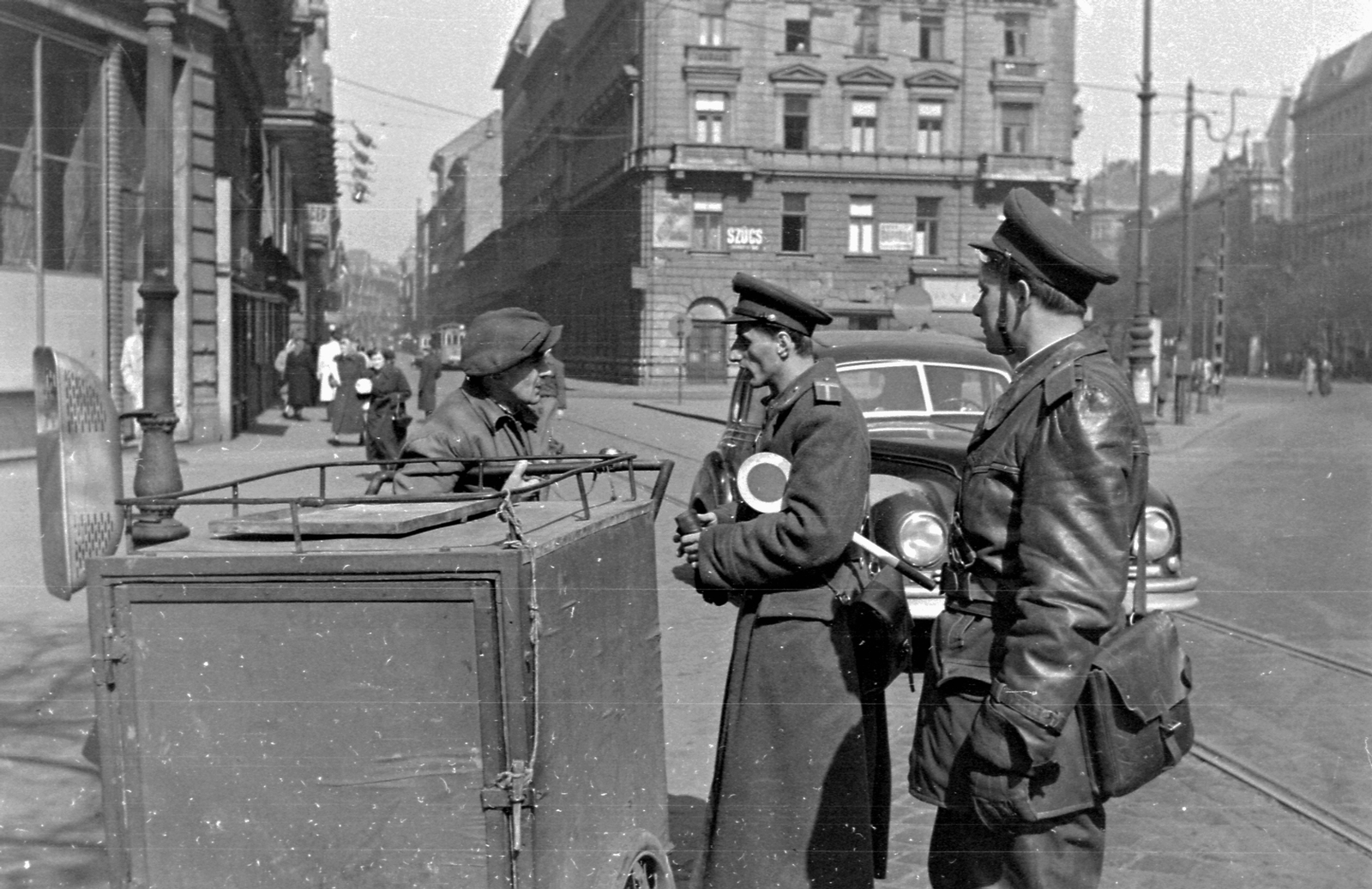 Hungary, Budapest VII., Erzsébet (Lenin) körút a Dohány utca felé nézve, szemben a Kertész utca., 1956, Magyar Rendőr, uniform, cop, tricycle, trash can, Budapest, patrol bag, Fortepan #67289