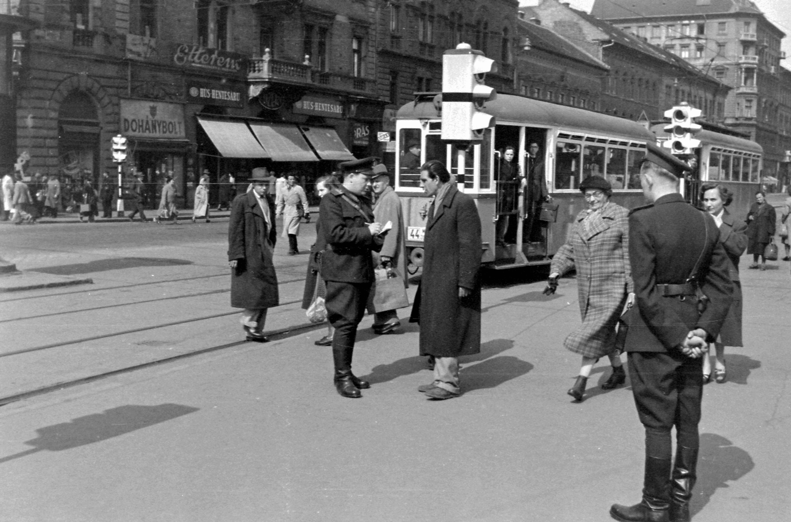 Hungary, Budapest VIII.,Budapest VII., Baross tér a Keleti pályadvar előtt. Háttérben a Thököly út házsora a Bethlen Gábor és Nefelejcs utca között., 1956, Magyar Rendőr, uniform, signal, cop, identity check, tobacco shop, Budapest, Bszkrt F1A type, Fortepan #67292
