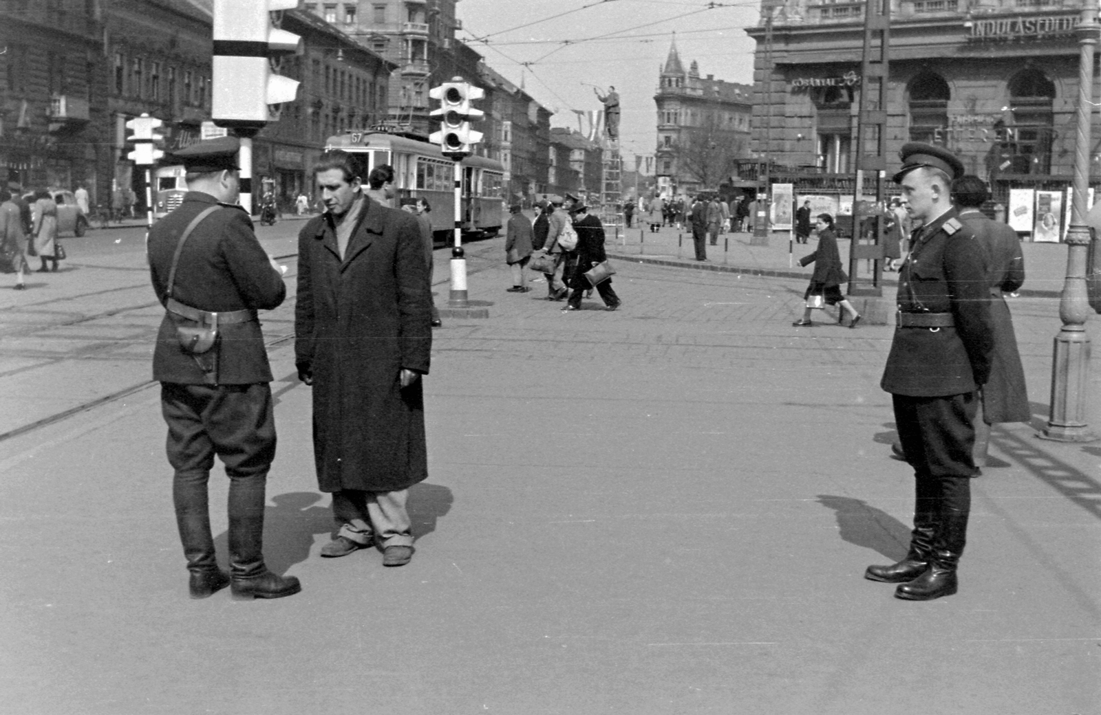 Hungary, Budapest VIII.,Budapest VII., Baross tér a Keleti pályadvar előtt. Balra a Thököly út házsora látszik a Dózsa György út irányába nézve., 1956, Magyar Rendőr, uniform, signal, tram, ladder, identity check, train station, boots, pistol holster, Budapest, public transport line number, Fortepan #67293