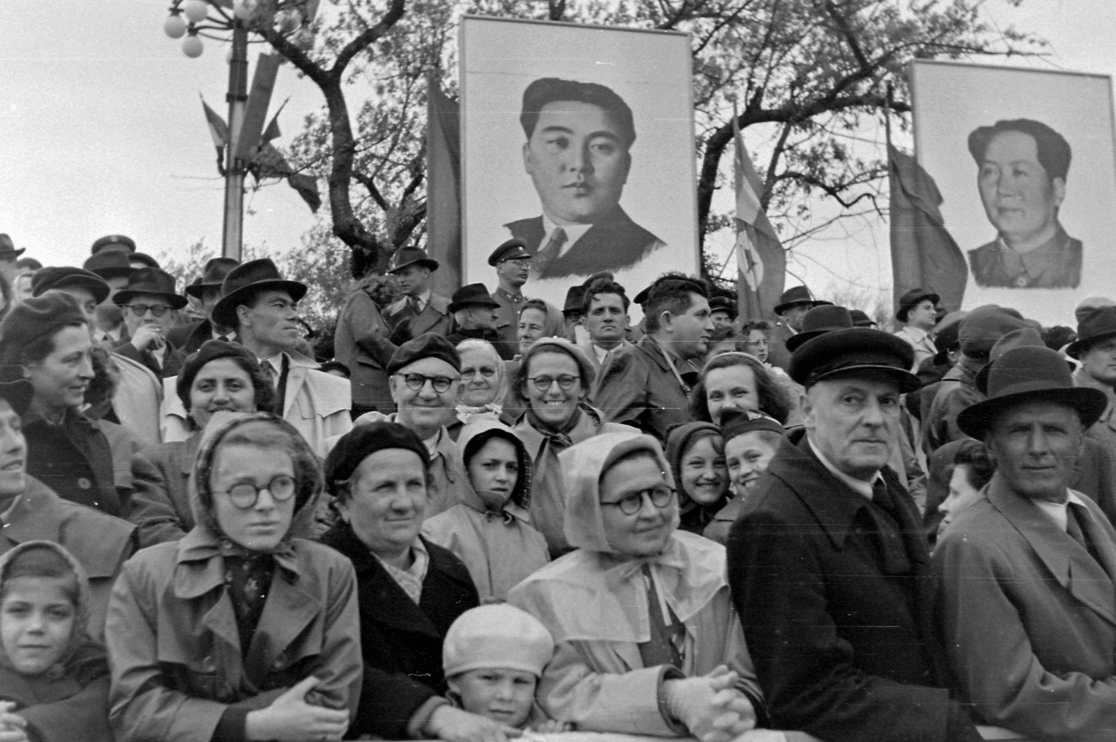 Hungary, Budapest XIV., a mai Ötvenhatosok tere (Sztálin tér), május 1-i felvonulás, meghívott vendégek tribünje., 1956, Magyar Rendőr, 1st of May parade, grandstand, raincoat, Budapest, Mao Zedong-portrayal, Kim Il-sung portrayal, Fortepan #67296