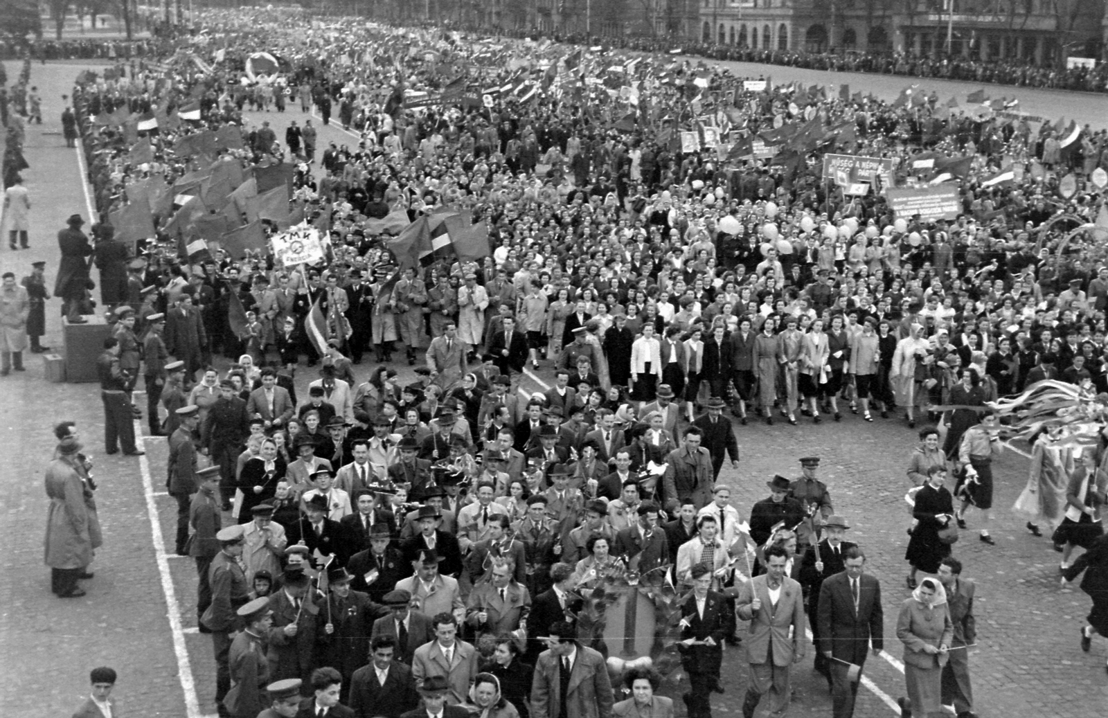 Hungary, Budapest XIV.,Budapest VII., a mai Ötvenhatosok tere (Felvonulási tér), május 1-i felvonulás, jobbra a Dózsa György út házsora., 1956, Magyar Rendőr, flag, socialism, march, 1st of May parade, movie camera, stand, banner, Budapest, Fortepan #67299