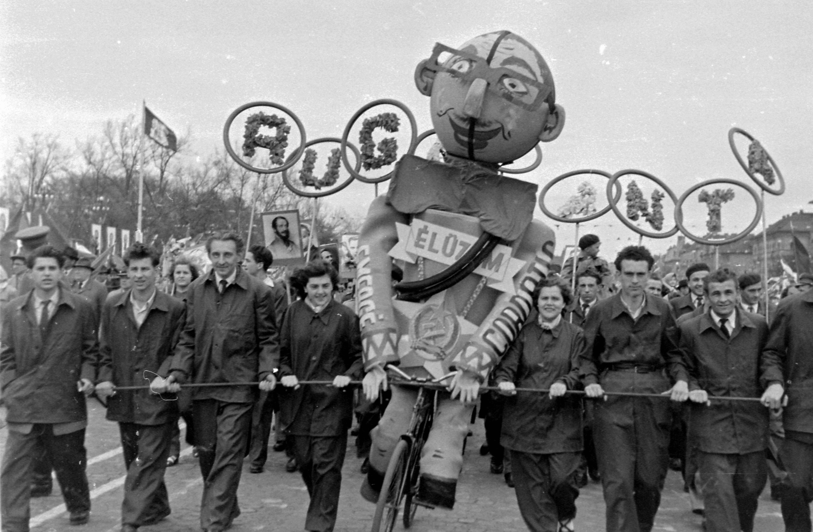 Hungary, Budapest XIV., a mai Ötvenhatosok tere (Sztálin tér), május 1-i felvonulás., 1956, Magyar Rendőr, bicycle, march, 1st of May parade, crest, banner, doll, Budapest, Rákosi crest, ad truck, rubber industry, Fortepan #67302
