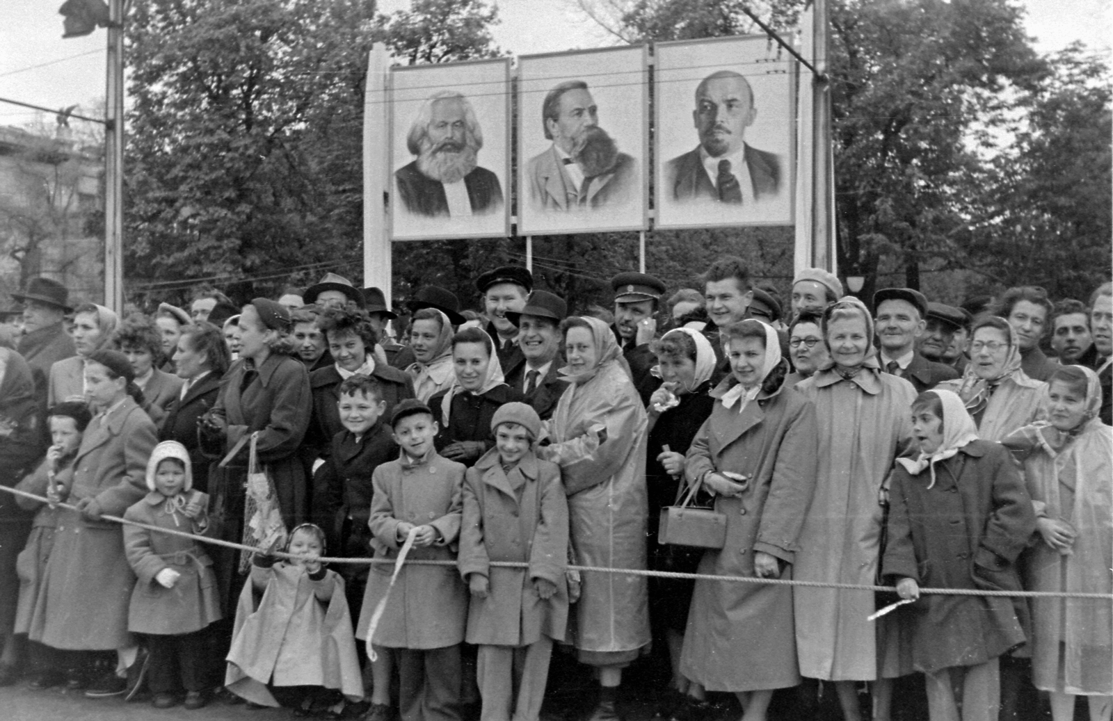 Hungary, Budapest XIV., a mai Ötvenhatosok tere (Sztálin tér), május 1-i felvonulás nézőközönsége., 1956, Magyar Rendőr, Lenin-portrayal, 1st of May parade, raincoat, handbag, Karl Marx-portrayal, Friedrich Engels-portrayal, Budapest, Fortepan #67303