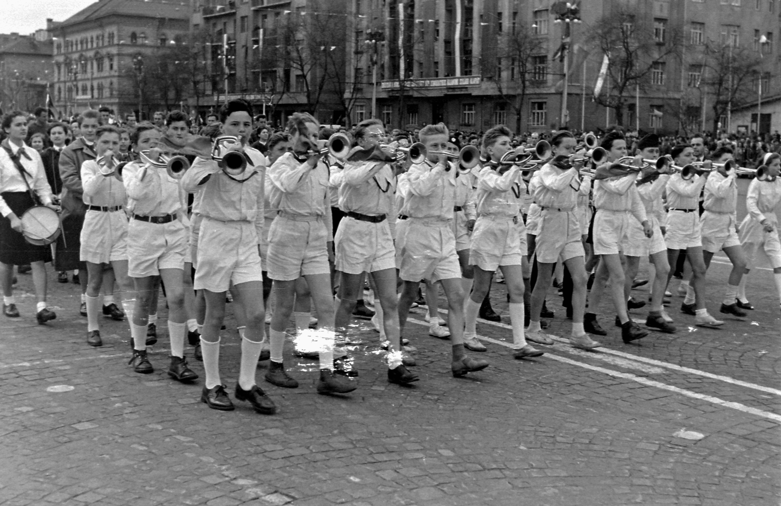 Hungary, Budapest XIV.,Budapest VII., a mai Ötvenhatosok tere (Felvonulási tér), május 1-i felvonulás, háttérben a Dózsa György út házsora a Damjanich utca felé nézve., 1956, Magyar Rendőr, pioneer, march, 1st of May parade, wind band, Budapest, Fortepan #67306