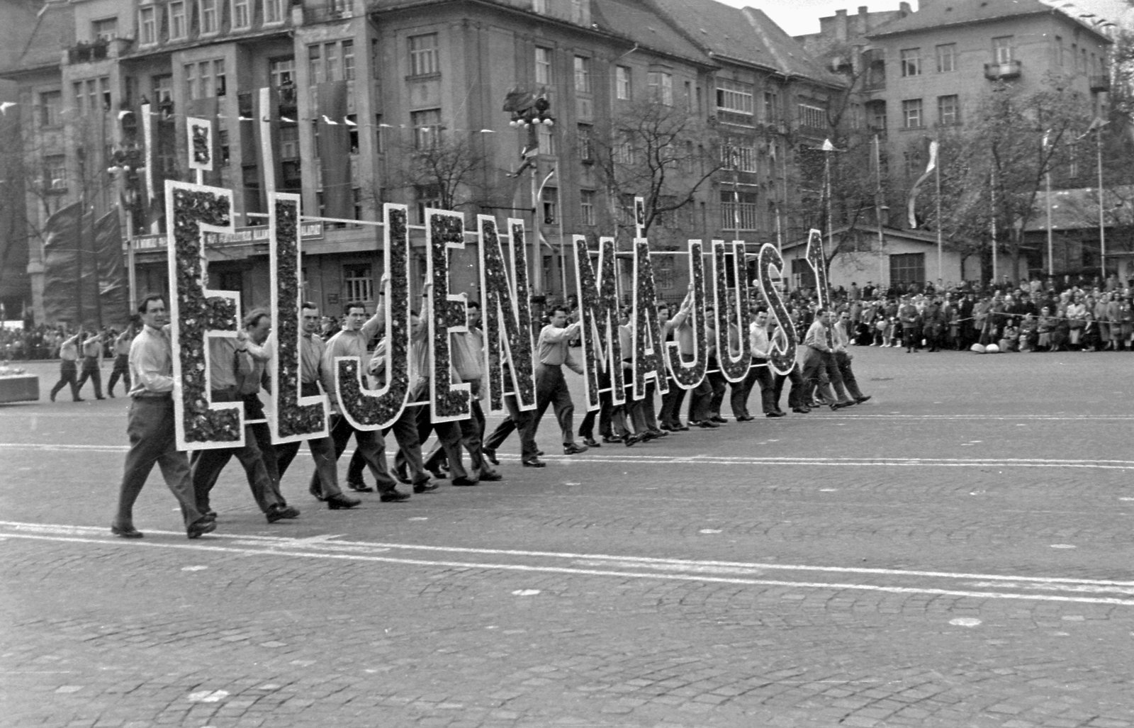 Magyarország, Budapest XIV.,Budapest VII., a mai Ötvenhatosok tere (Sztálin tér), május 1-i felvonulás, háttérben a Dózsa György út épületei., 1956, Magyar Rendőr, felvonulás, május 1, Budapest, Fortepan #67308